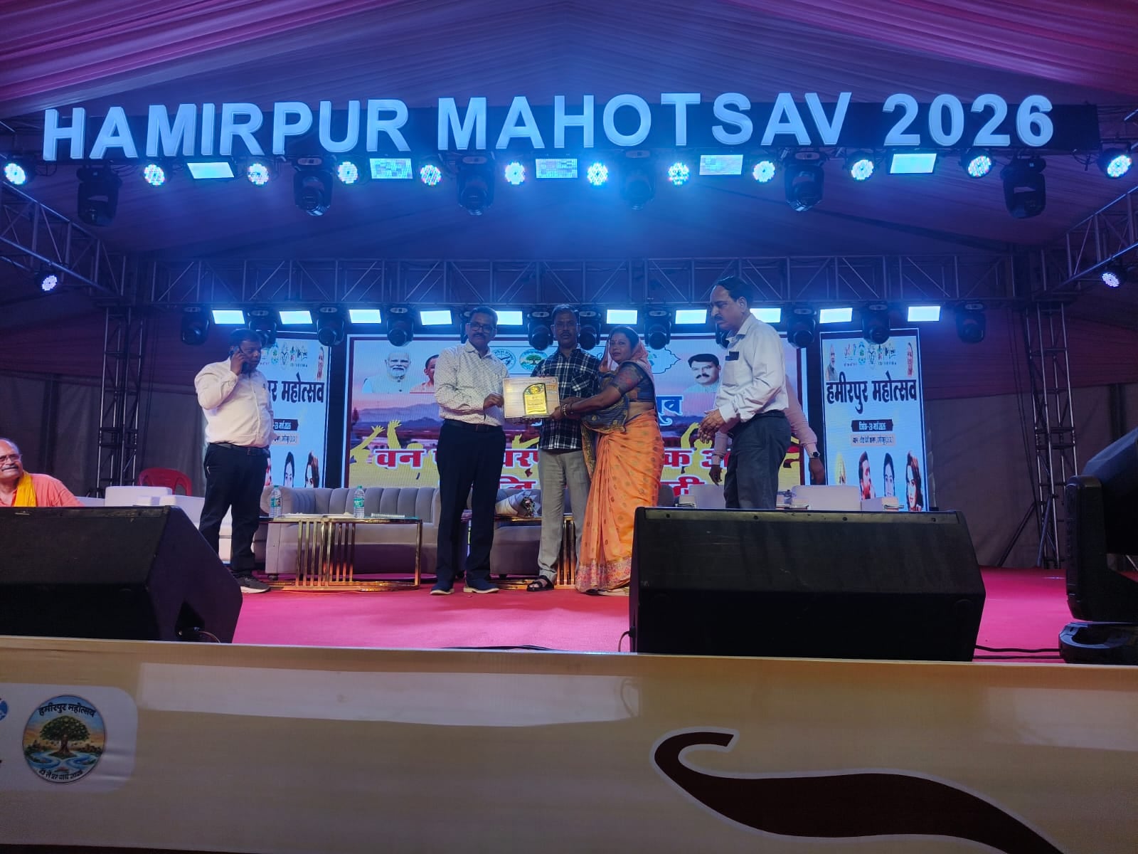 फोटो24एचएएमपी16 किसान गोष्ठी में मंचासीन अधिकारी। संवाद