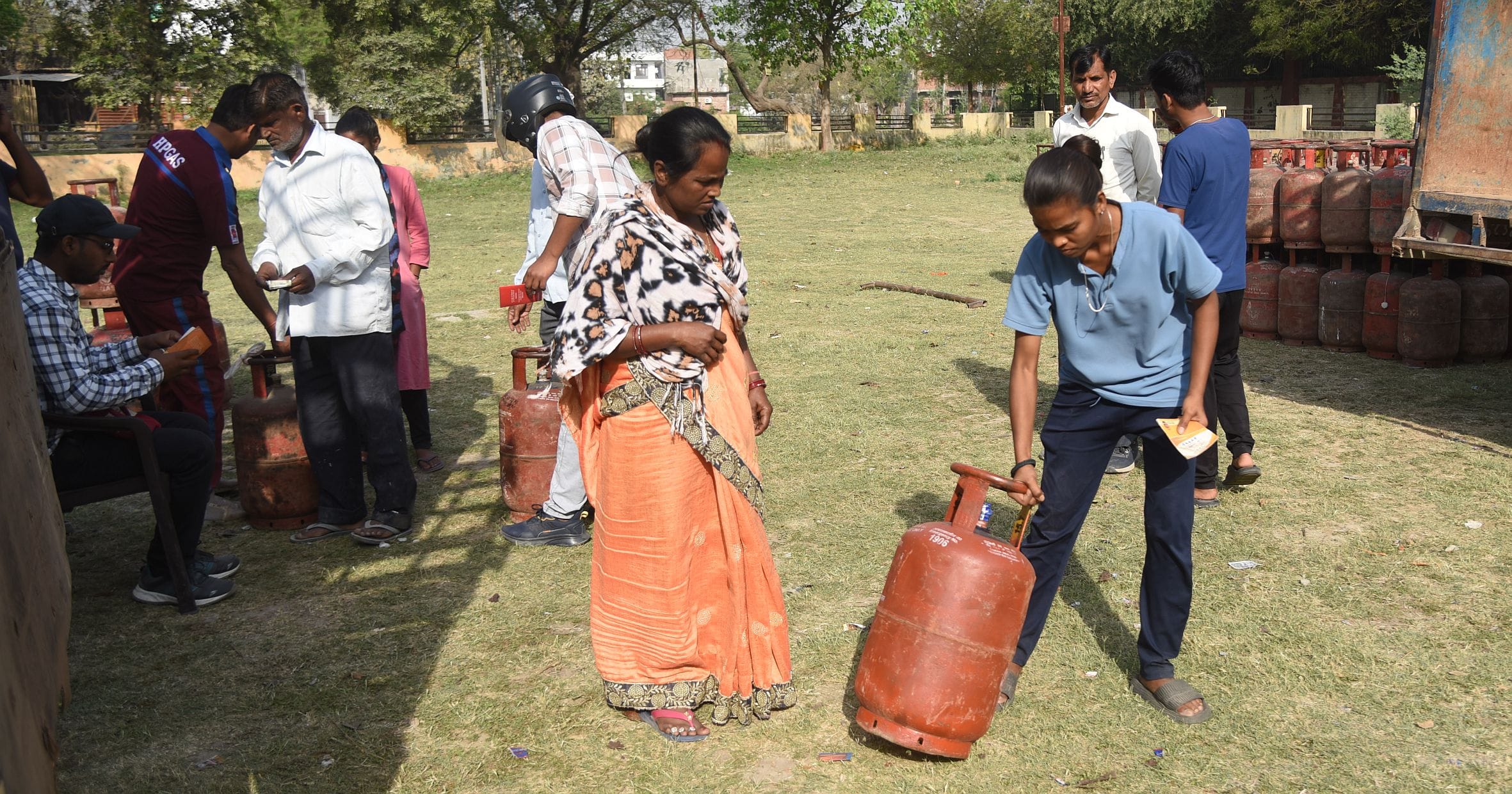 गैस के लिए परेशान लोग। गैस के लिए परेशान लोग।