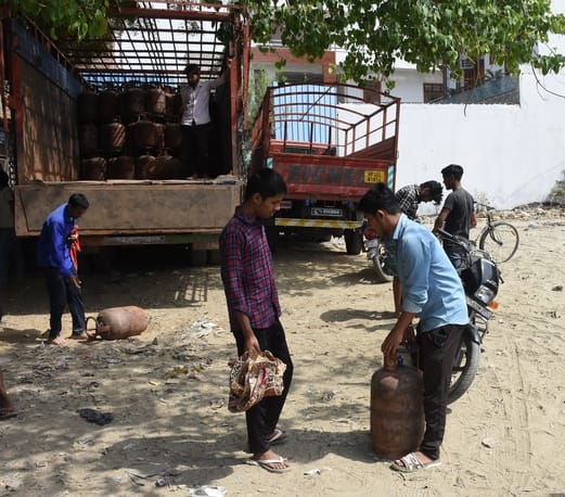 गैस के लिए परेशान लोग। गैस के लिए परेशान लोग।