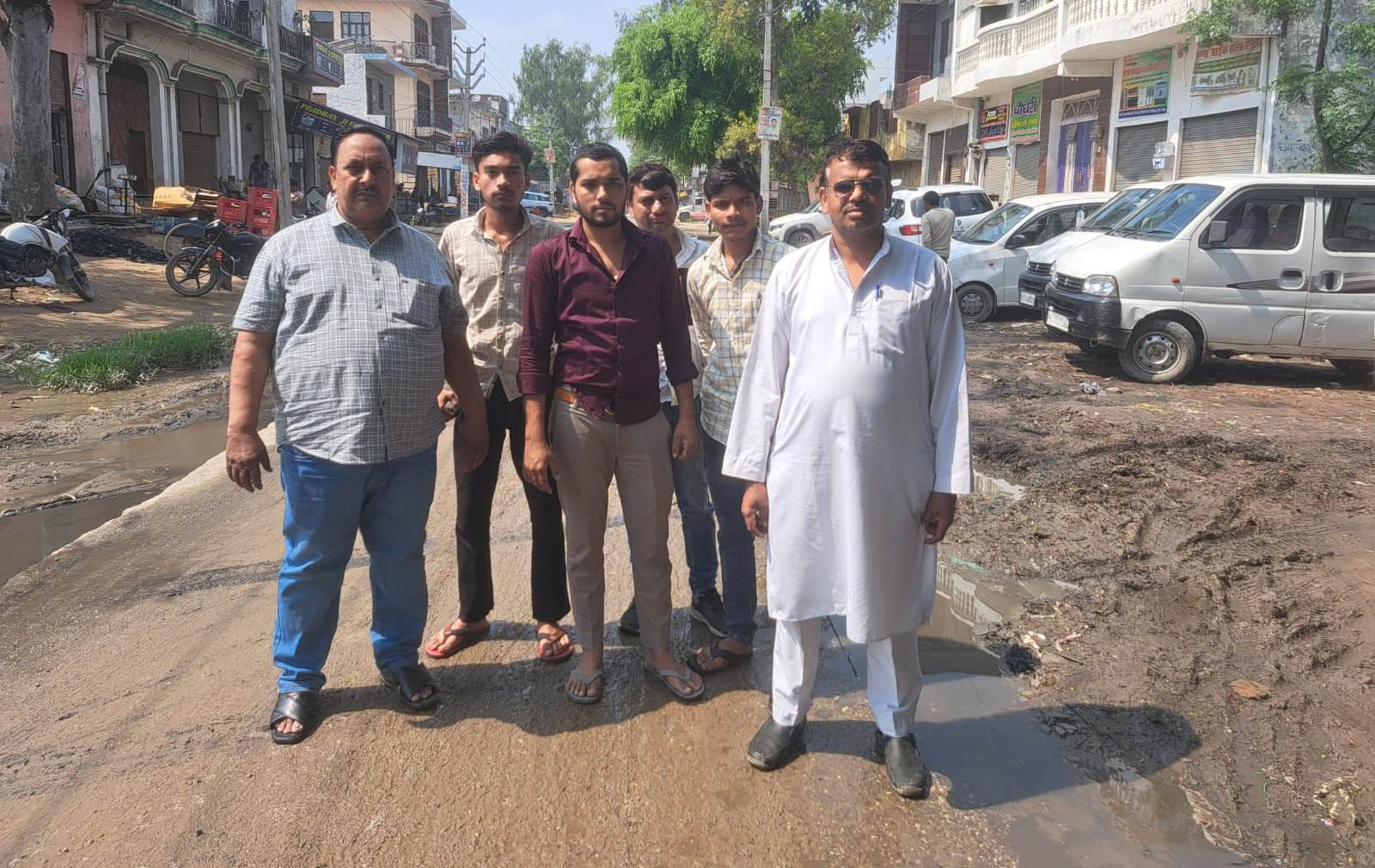 हरौड़ा रोड पर जलभराव और कींचड़ के बीच से गुजरते राहगीर। संवाद