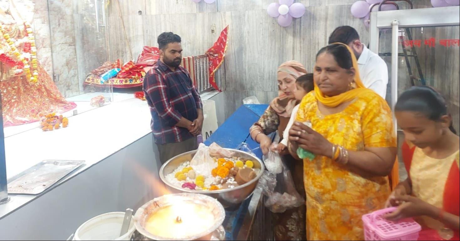 इस्माईलाबाद।  गांव बालापुर स्थित माता बाला सुंदरी मंदिर में मां दुर्गा के दर्शन करते श्रद्धालु।