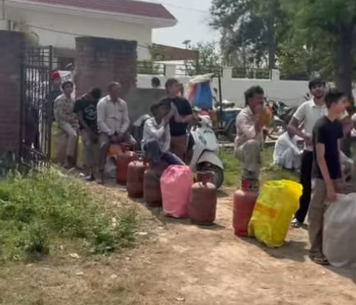 इस्माईलाबाद। रसोई गैस सिलिंडर लेने के लिए लाइन में लगे उपभोक्ता। संवाद इस्माईलाबाद। रसोई गैस सिलिंडर लेने के लिए लाइन में लगे उपभोक्ता। संवाद