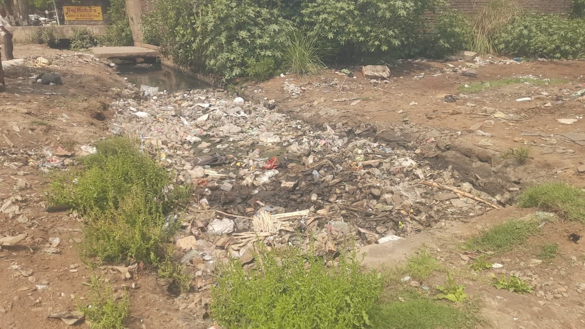 जगाधरी के बर्तन बाजार में गंदगी से अटा नाला। संवाद