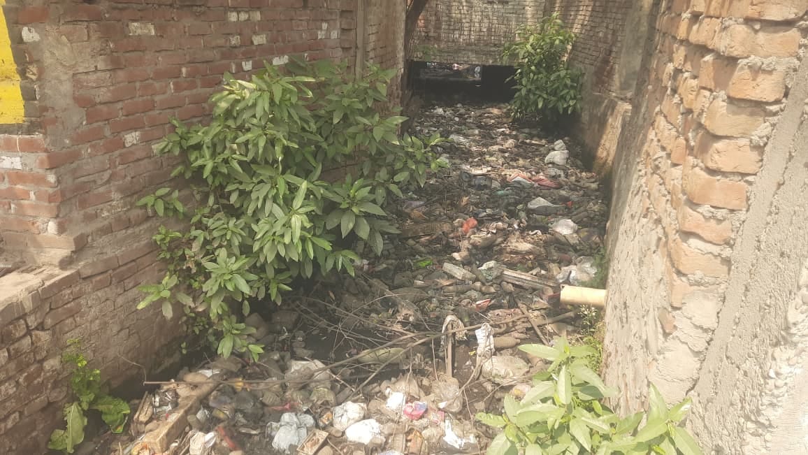 जगाधरी के बर्तन बाजार में गंदगी से अटा नाला। संवाद