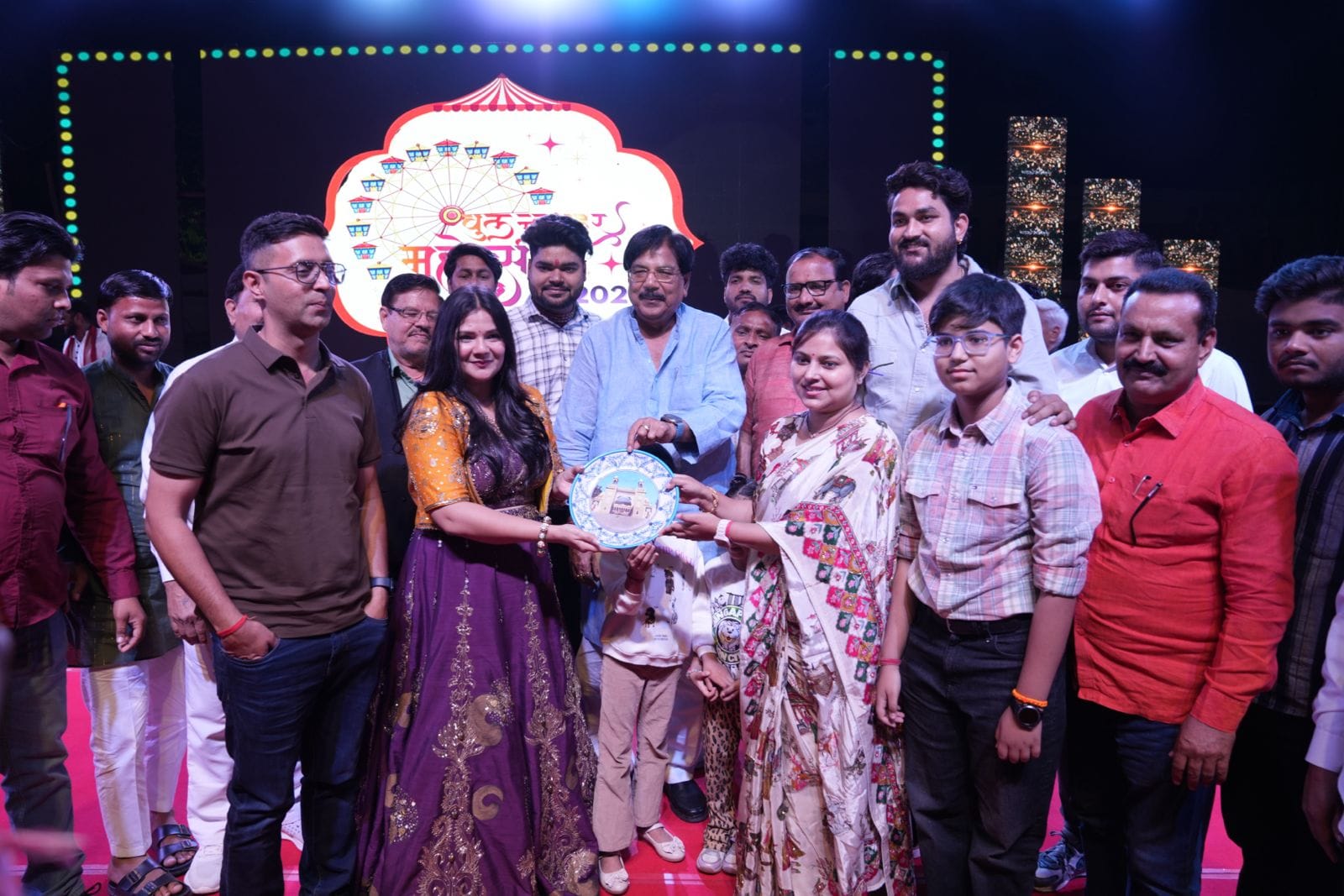 जिला प्रदर्शनी में भजन सुनाती गायिका स्वाति मिश्रा। संवाद