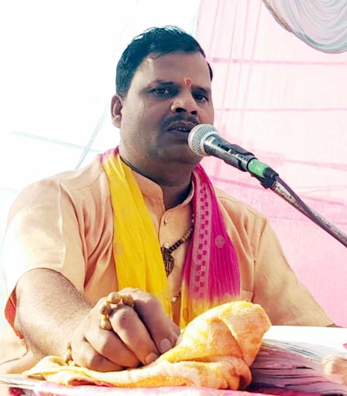 कछियानी खेड़ा हनुमान मंदिर में भंडारे में प्रसाद ग्रहण करते लोग। संवाद