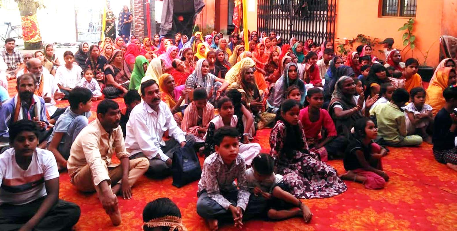 कछियानी खेड़ा हनुमान मंदिर में भंडारे में प्रसाद ग्रहण करते लोग। संवाद