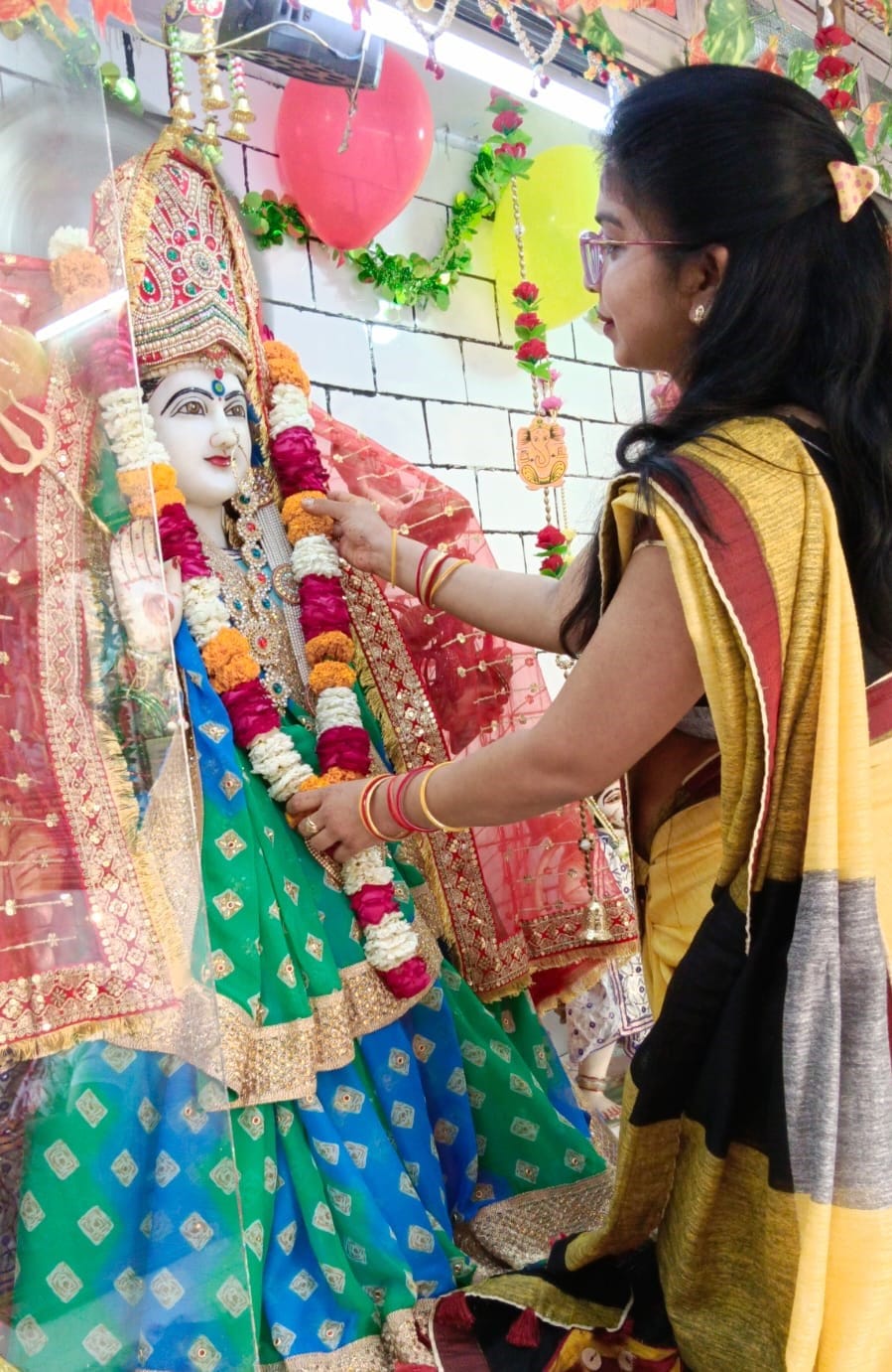 कछियानी खेड़ा हनुमान मंदिर में भंडारे में प्रसाद ग्रहण करते लोग। संवाद