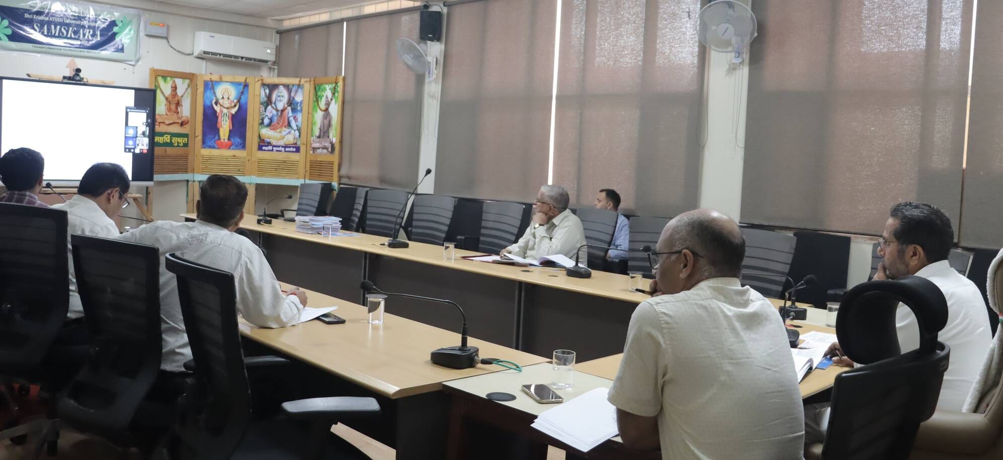 कुरुक्षेत्र। फाइनेंस कमेटी की बैठक लेते कुलपति वैद्य करतार सिंह धीमान। संवाद