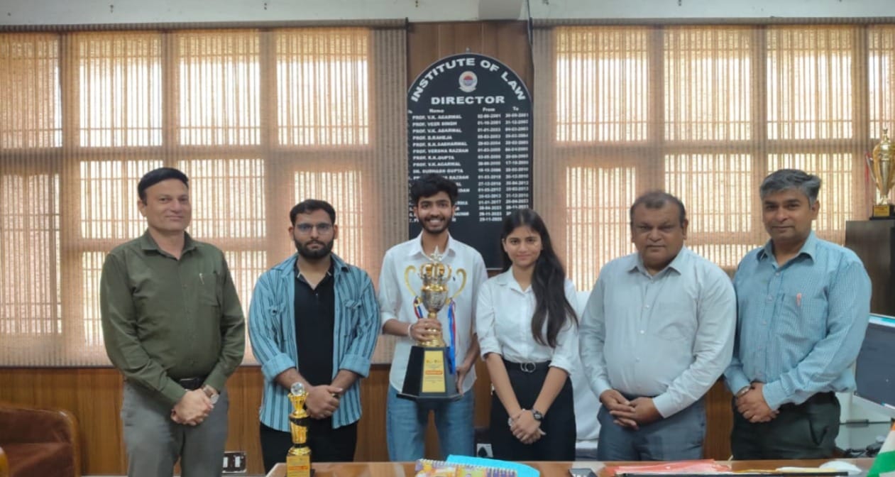 कुरुक्षेत्र।  मूट कोर्ट प्रतियोगिता में रनर-अप रहने के बाद ट्राॅफी के साथ विजेता खिलाड़ी व शिक्