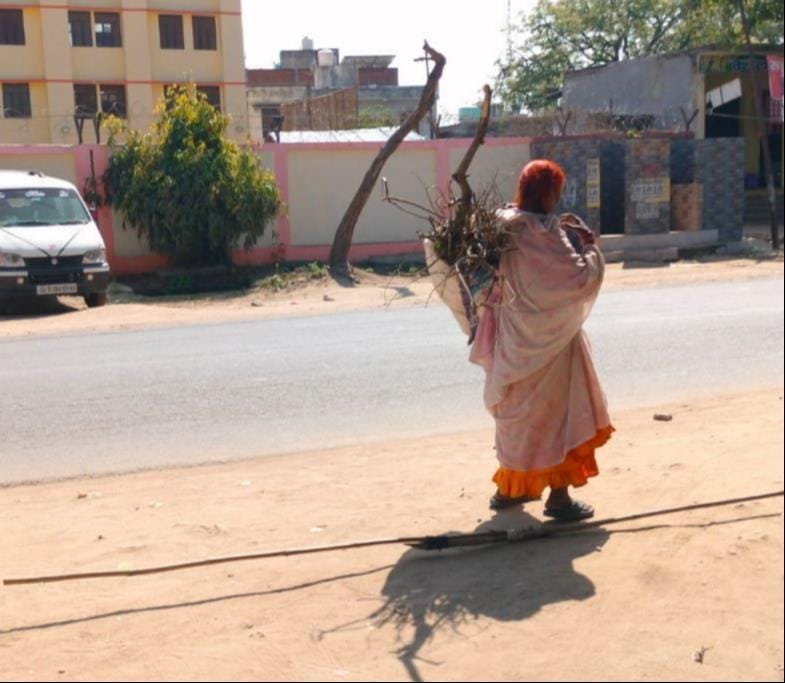 कस्बा जैथरा में गैस की किल्लत से परेशान दुकानदार ने बनाई भट्ठी। संवाद