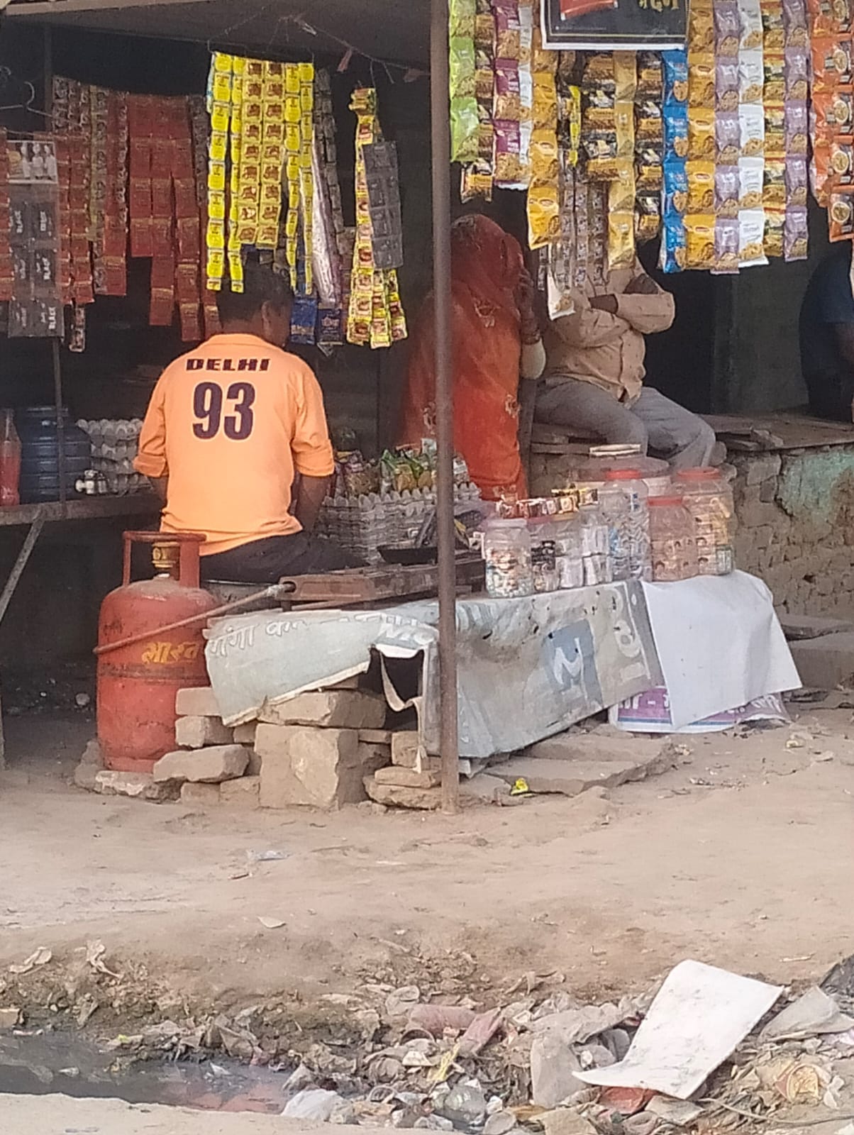 कस्बा जैथरा में गैस की किल्लत से परेशान दुकानदार ने बनाई भट्ठी। संवाद