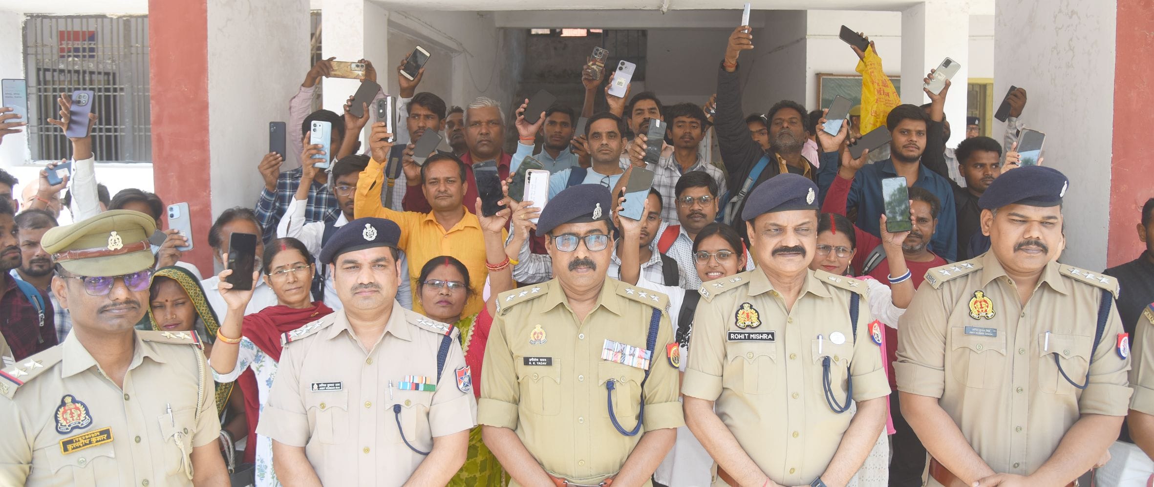 खोेए मोबाइल वापस लौटाती जीआरपी