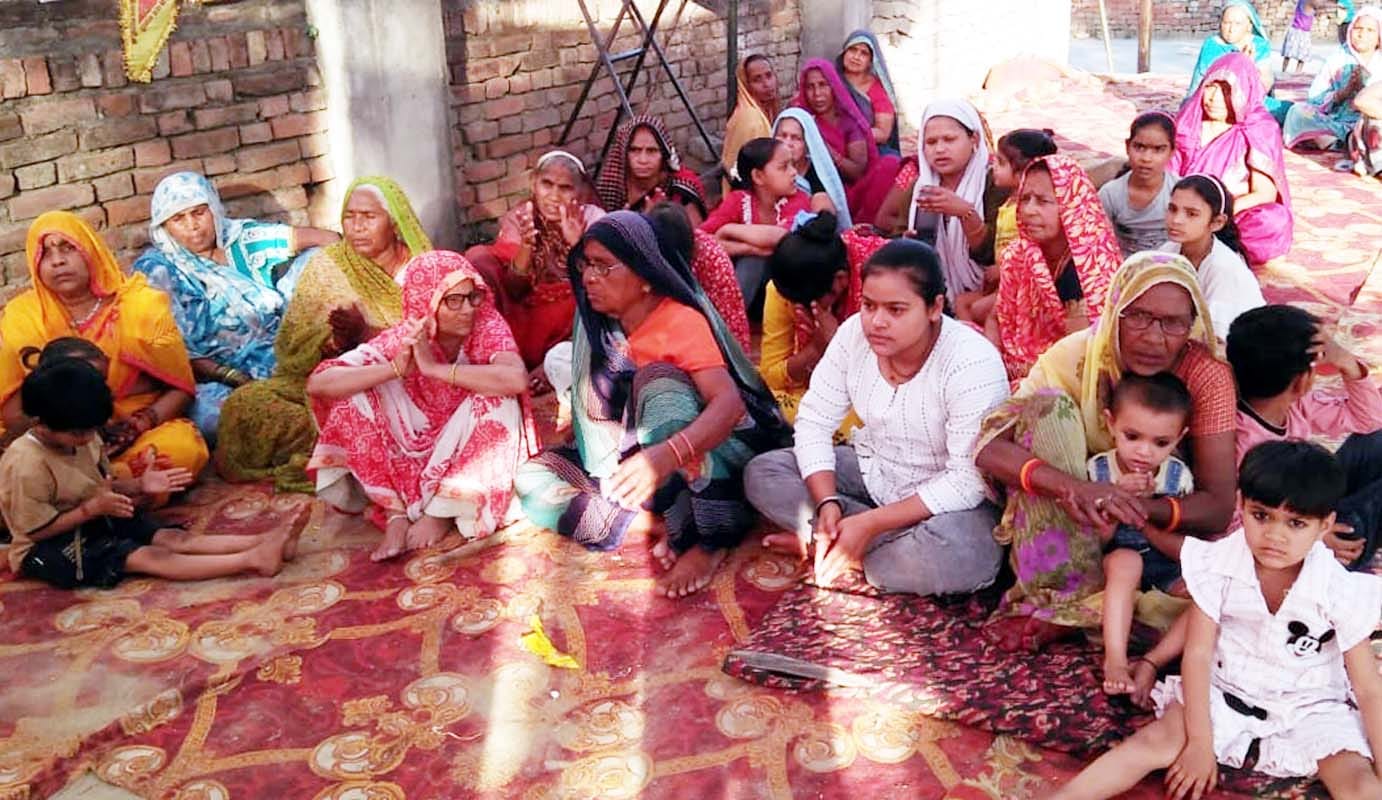 खुटार के पंथवारी मंदिर पर कथा सुनाती उपासना शास्त्री। संवाद खुटार के पंथवारी मंदिर पर कथा सुनाती उपासना शास्त्री। संवाद