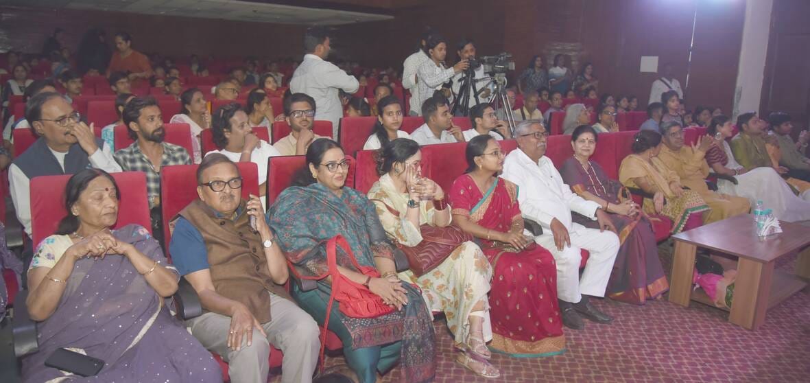 मंच पर बिखरे कथक के रंग