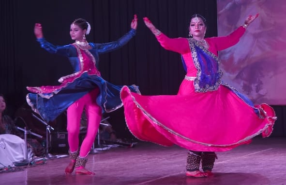 मंच पर बिखरे कथक के रंग