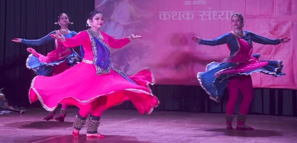 मंच पर बिखरे कथक के रंग