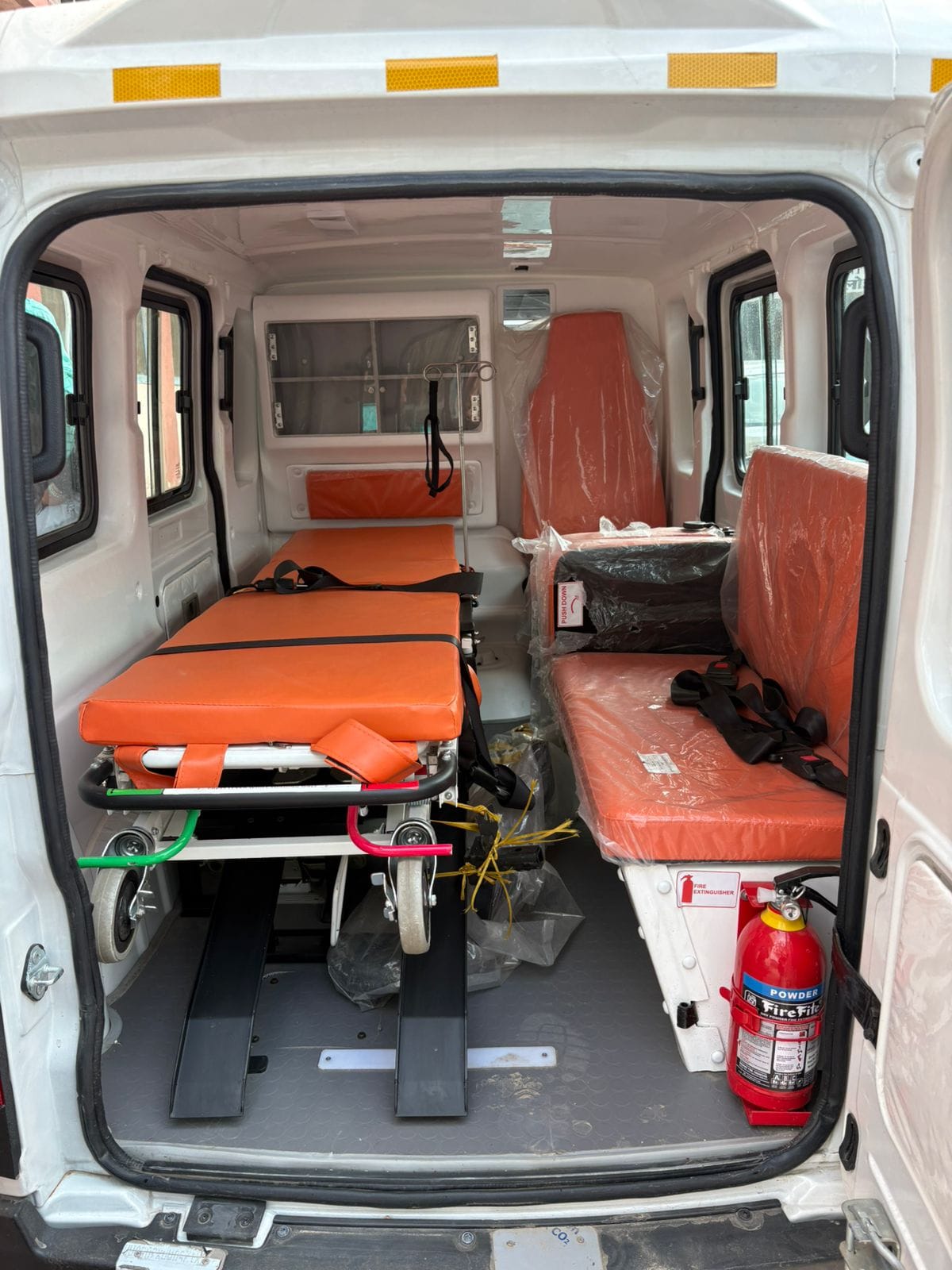 मेडिकल कॉलेज नाहन को मिली एंबुलेंस। संवाद मेडिकल कॉलेज नाहन को मिली एंबुलेंस। संवाद