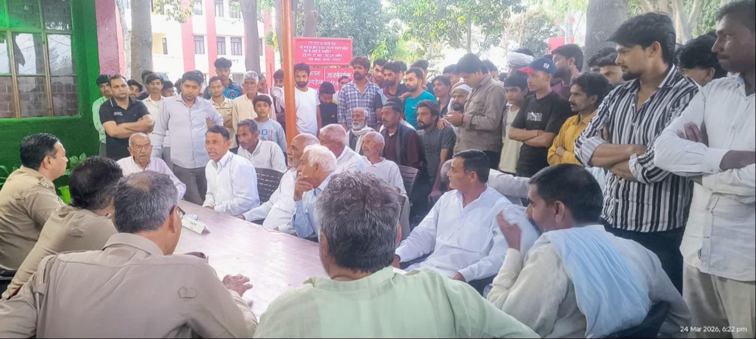 मुजफ्फरनगर मार्ग पर टोल प्लाला पर गांव का बोर्ड लगाने के विरोध में पहुंचे  हाथी करौदा के लोग. 