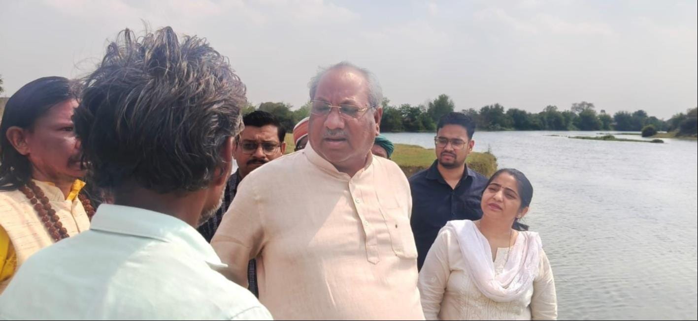 निरीक्षण करते कैबिनेट मंत्री डॉ. संजय कुमार निषाद।