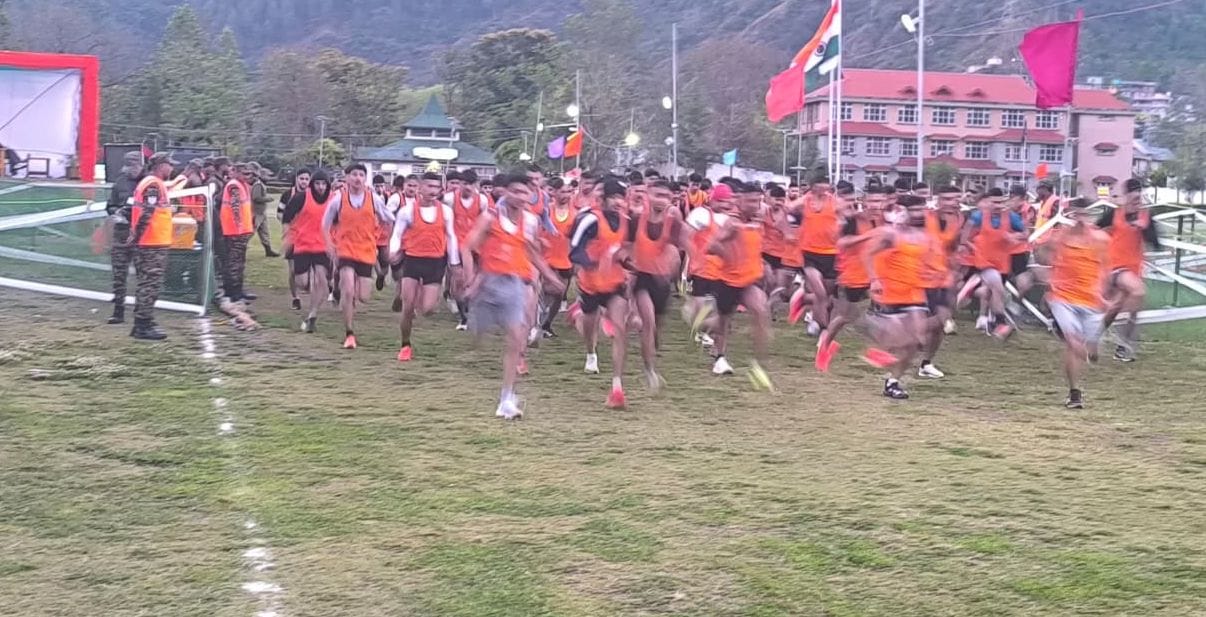 पंडोह में अग्निवीर भर्ती रैली में दमखम दिखाता अभ्यर्थी। स्रोत विगाग