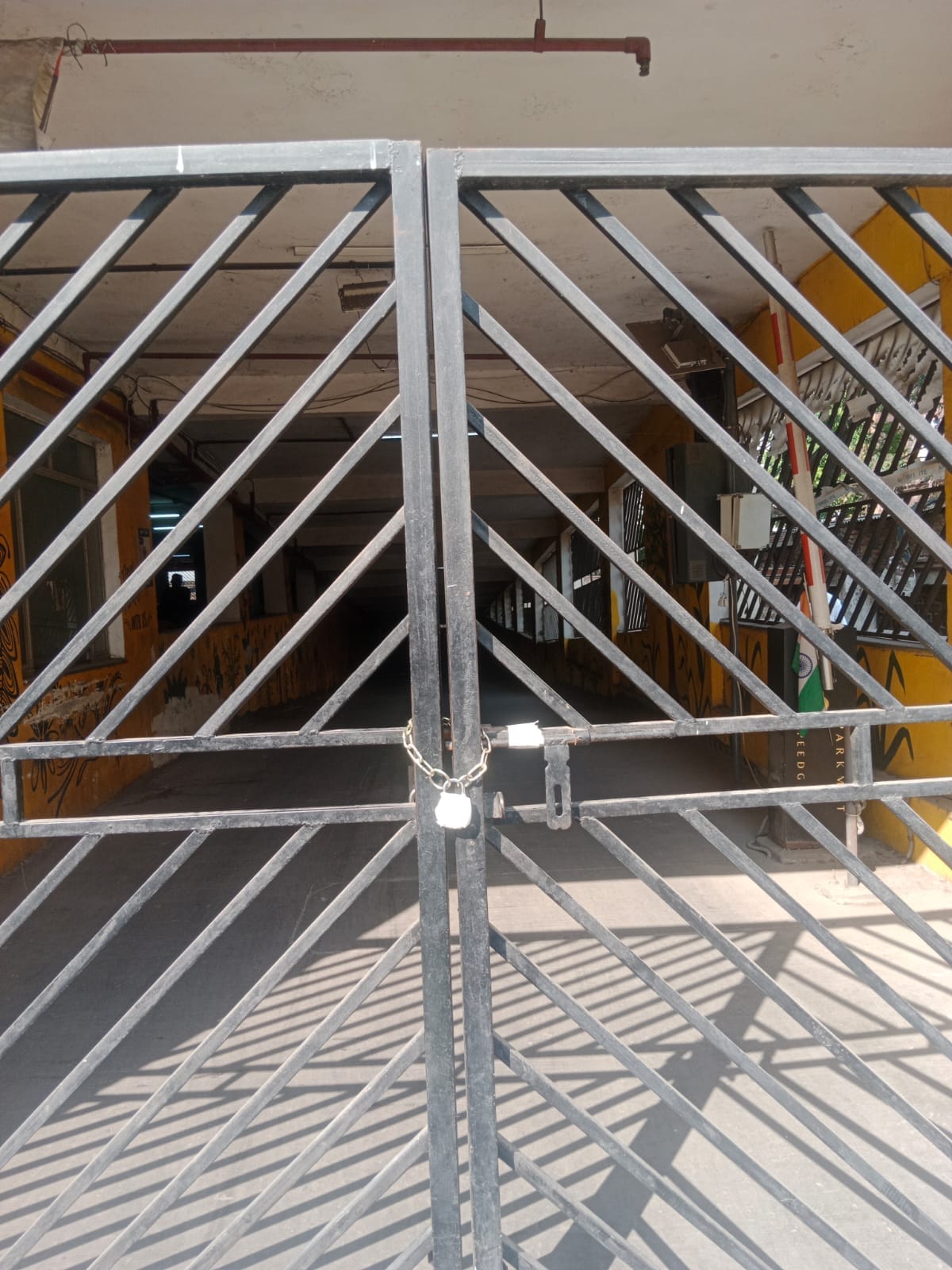 पार्किंग में छापा मारतीं महापौर सुषमा खर्कवाल। सील फ्लोर और बिखरी गंदगी।