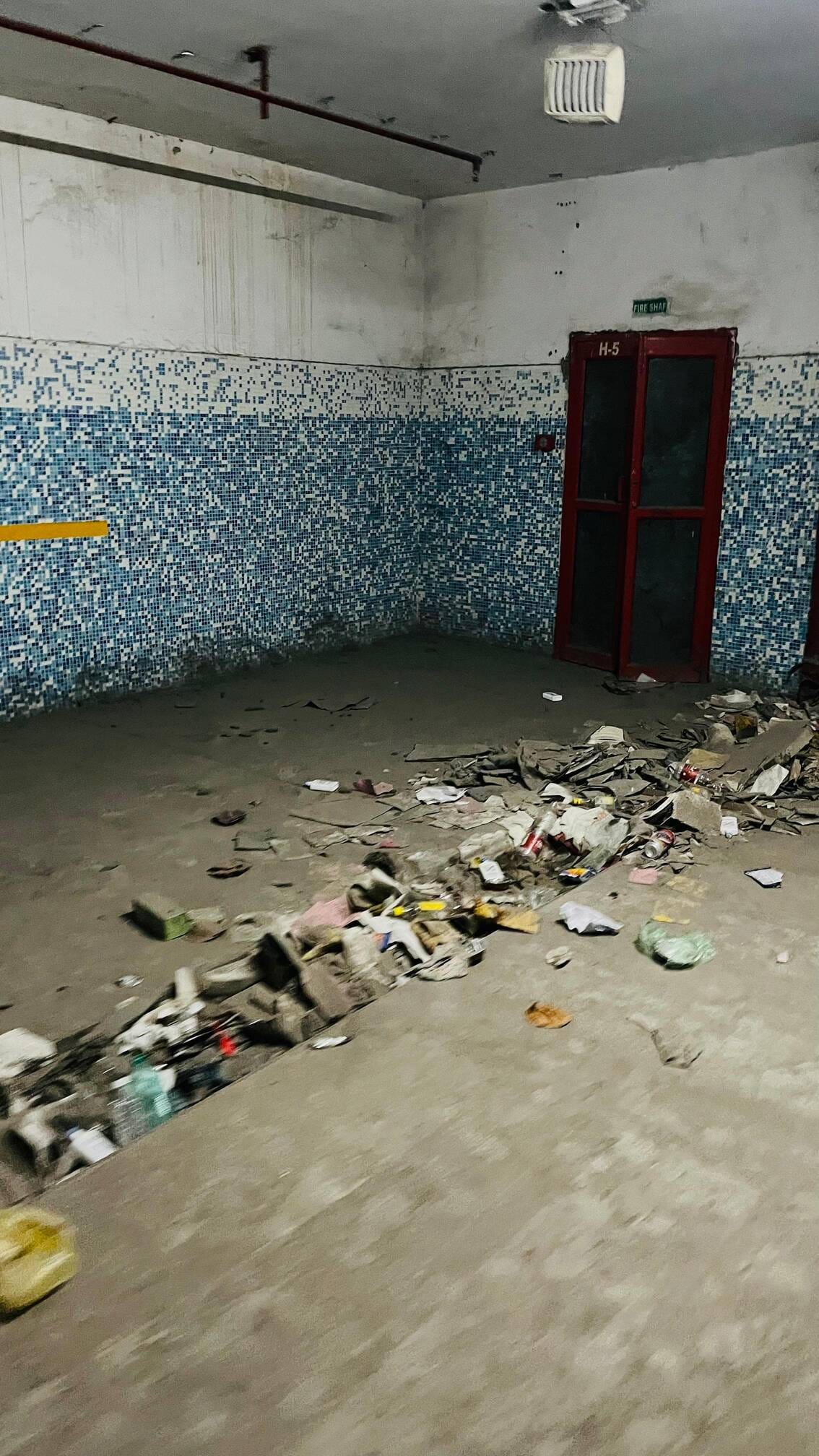 पार्किंग में छापा मारतीं महापौर सुषमा खर्कवाल। सील फ्लोर और बिखरी गंदगी।