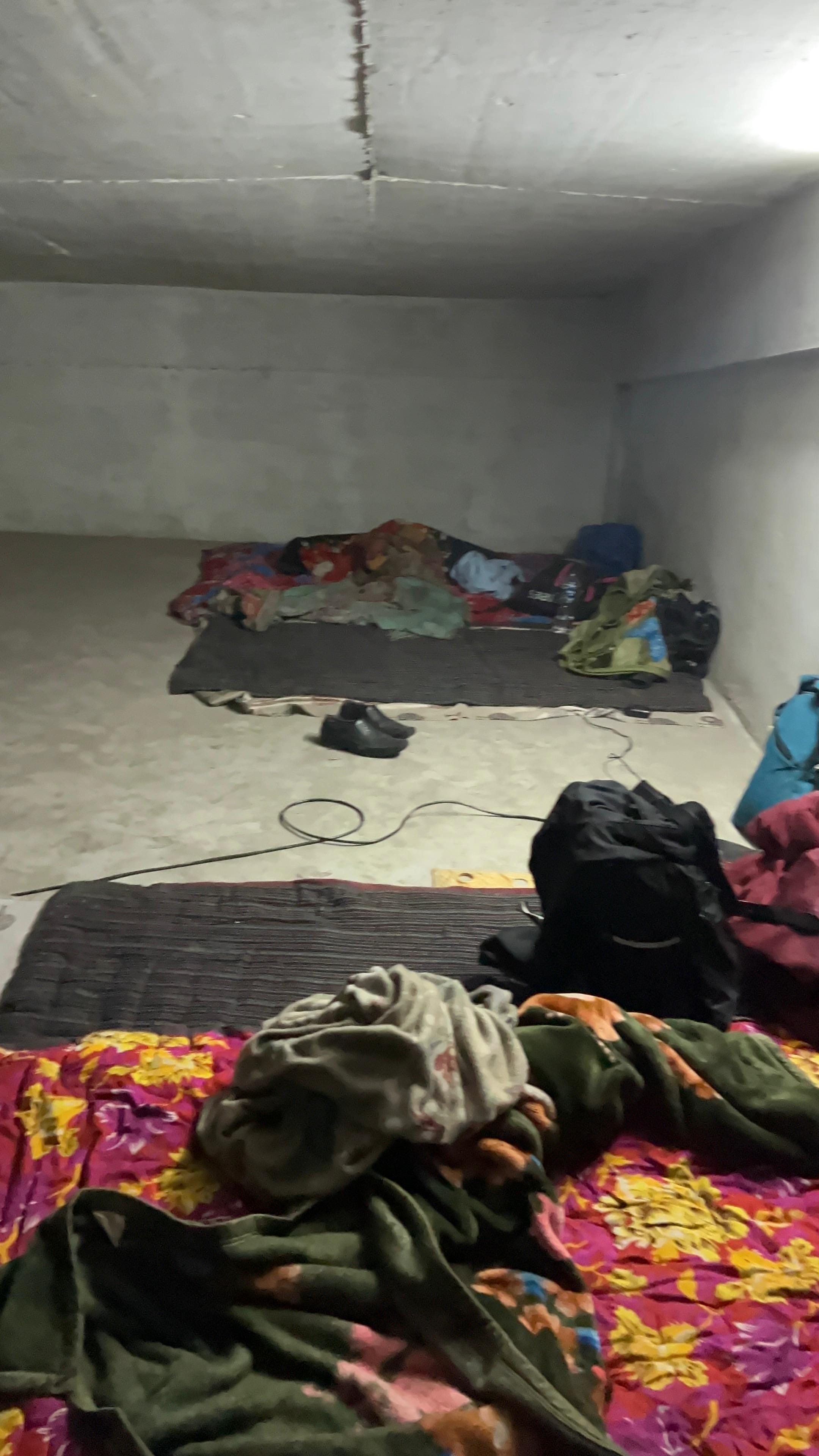 पार्किंग में छापा मारतीं महापौर सुषमा खर्कवाल। सील फ्लोर और बिखरी गंदगी।