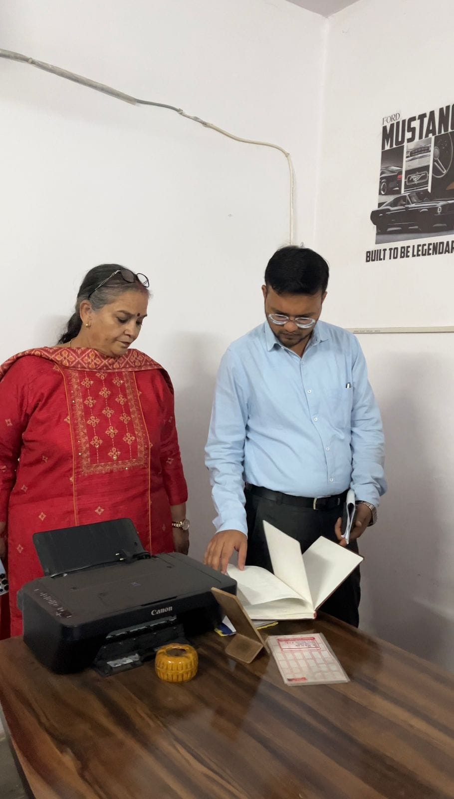 पार्किंग में छापा मारतीं महापौर सुषमा खर्कवाल। सील फ्लोर और बिखरी गंदगी।