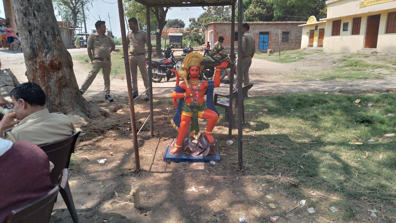 परसदा गांव में स्थापित की गई डॉ. भीमराव अंबेडकर की मूर्ति। संवाद