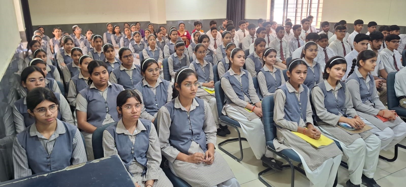 रैनेसा स्कूल में हुई पुलिस की पाठशाला में शामिल छात्राओं का मार्गदर्शन करती सीओ पूर्णिमा सिंह। रैनेसा स्कूल में हुई पुलिस की पाठशाला में शामिल छात्राओं का मार्गदर्शन करती सीओ पूर्णिमा सिंह।