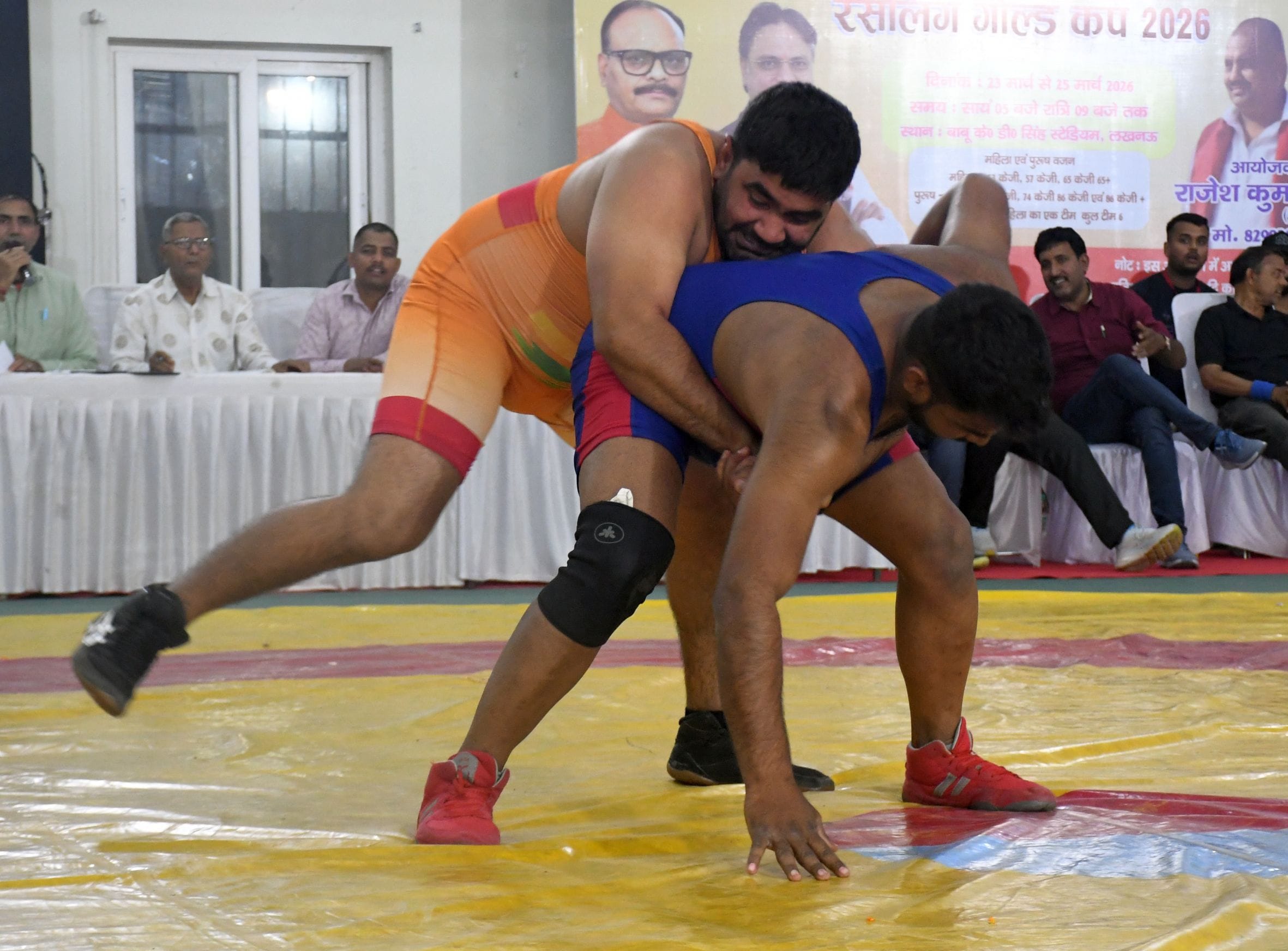 रेसलिंग गोल्ड कप के दूसरे दिन मुकाबले में भिड़ते खिलाड़ी। 