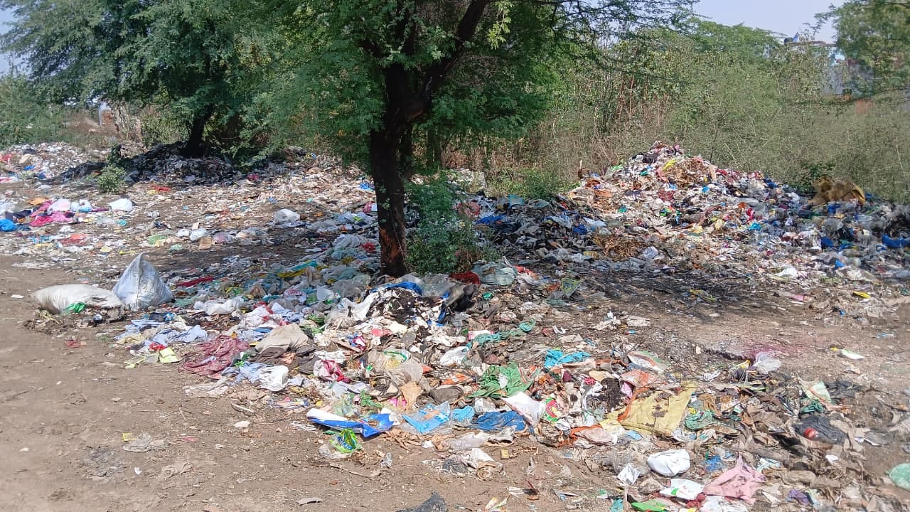 रेवाड़ी। महाराणा प्रताप चौक के पास खड़ी कूड़ा उठान वाली गाड़ियां। संवाद