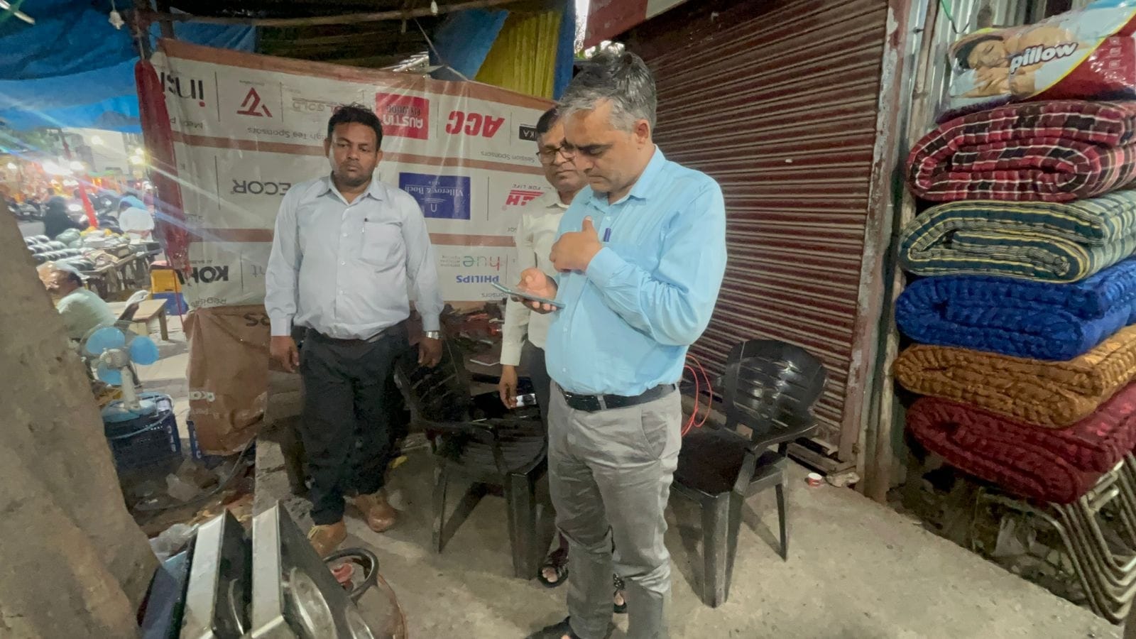 सील करते दुकान और बरामद सिलिंडर। सील करते दुकान और बरामद सिलिंडर।