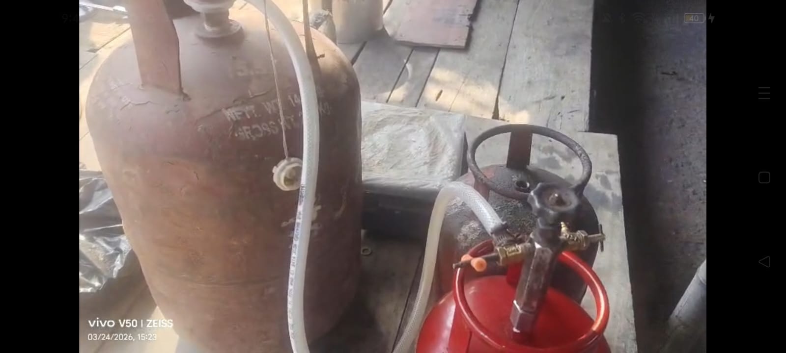 सील करते दुकान और बरामद सिलिंडर। सील करते दुकान और बरामद सिलिंडर।