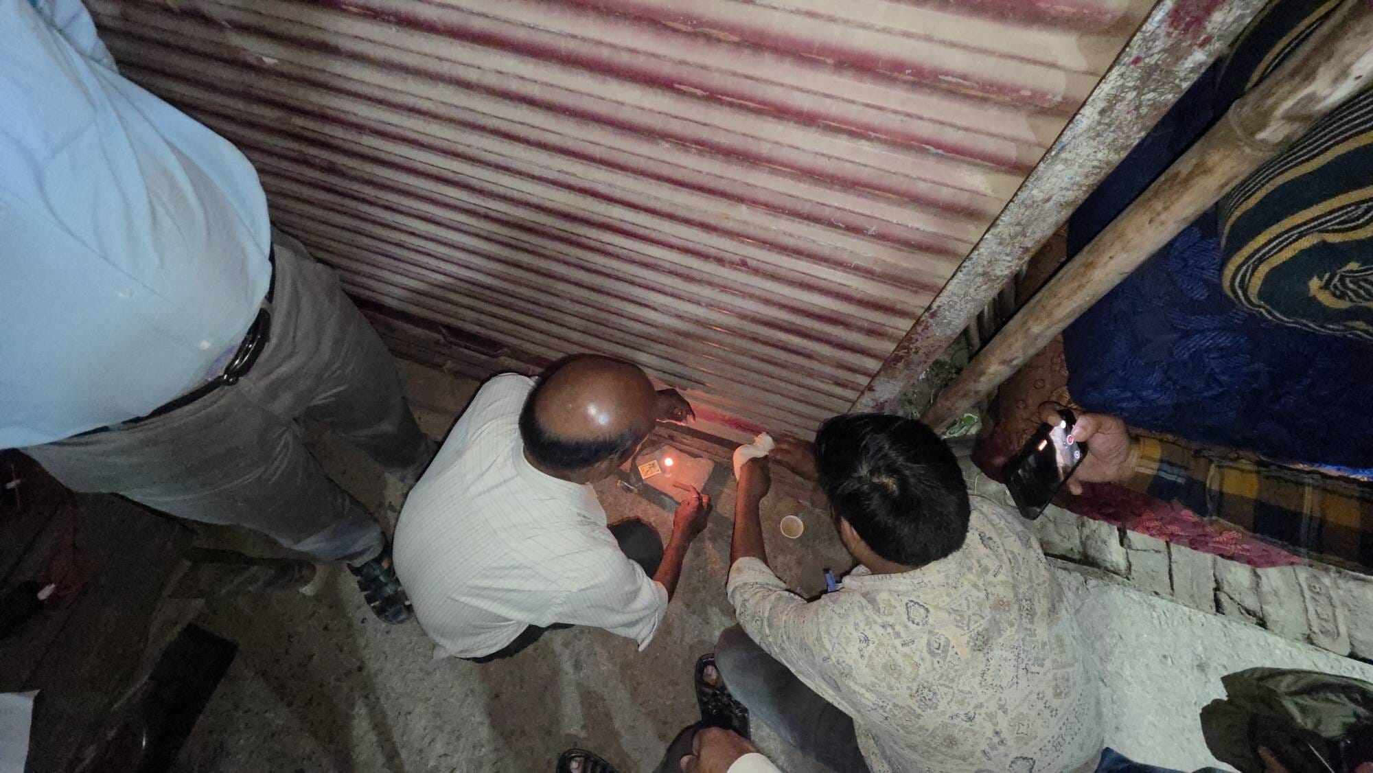 सील करते दुकान और बरामद सिलिंडर। सील करते दुकान और बरामद सिलिंडर।