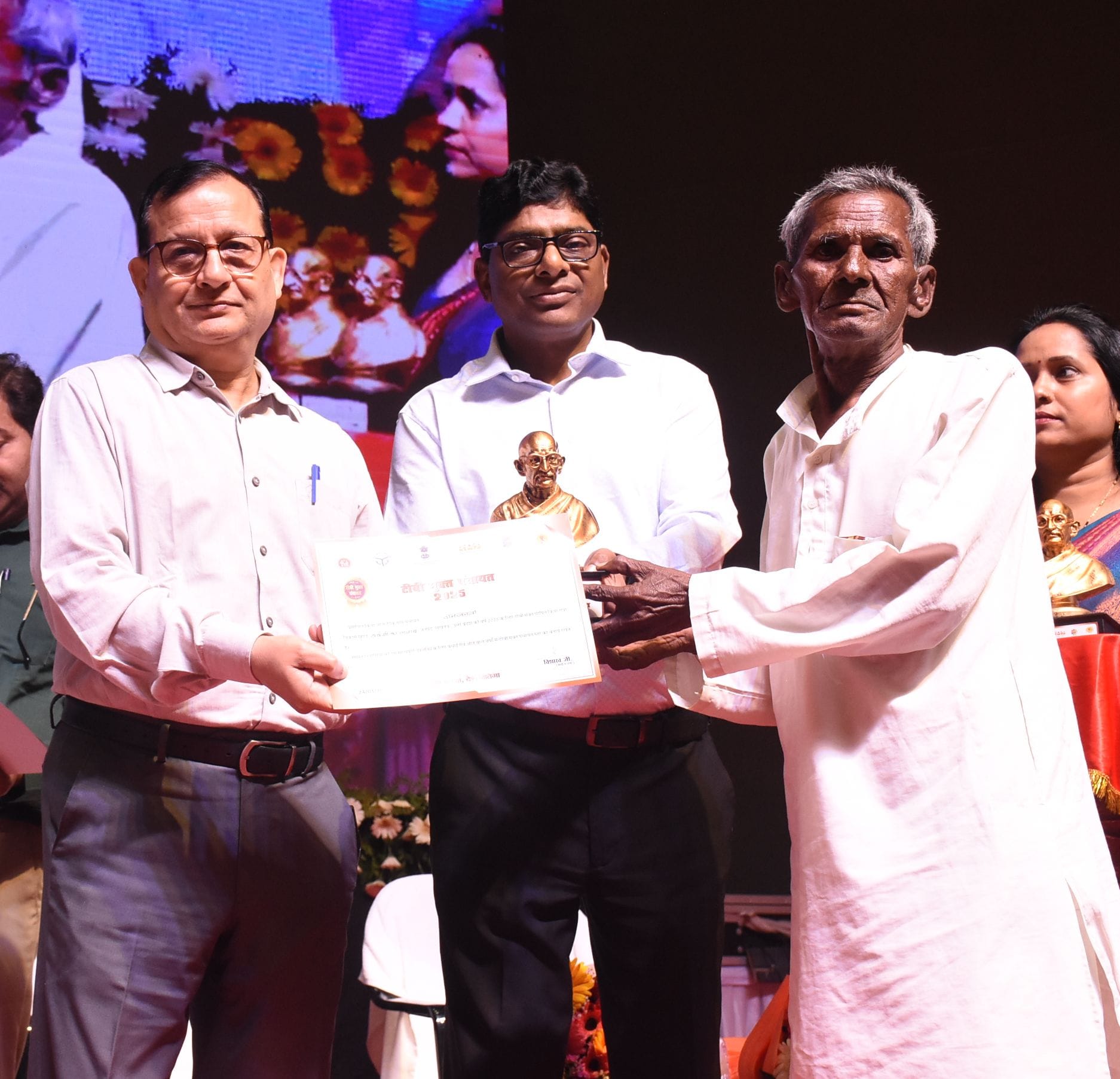 सम्मानित ग्राम प्रधान।