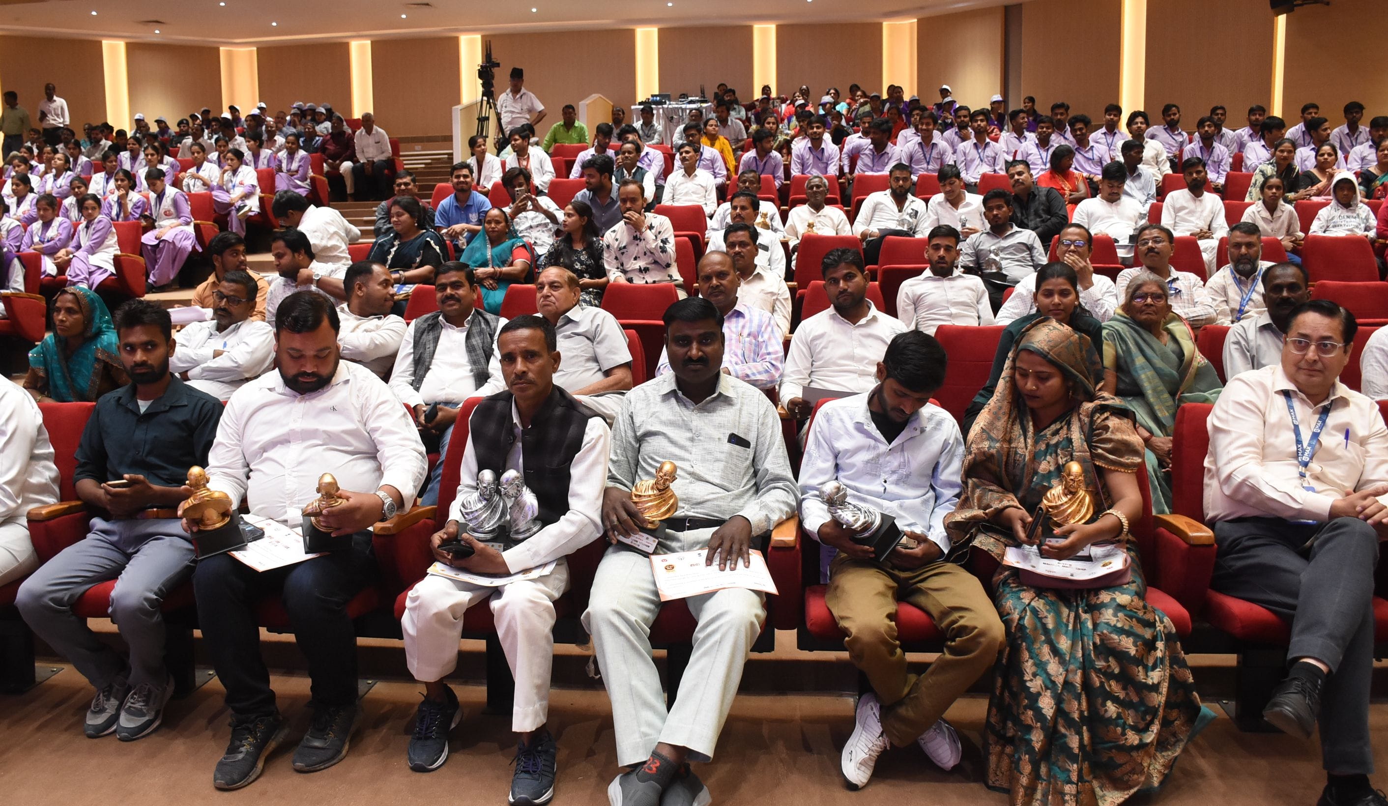 सम्मानित ग्राम प्रधान।