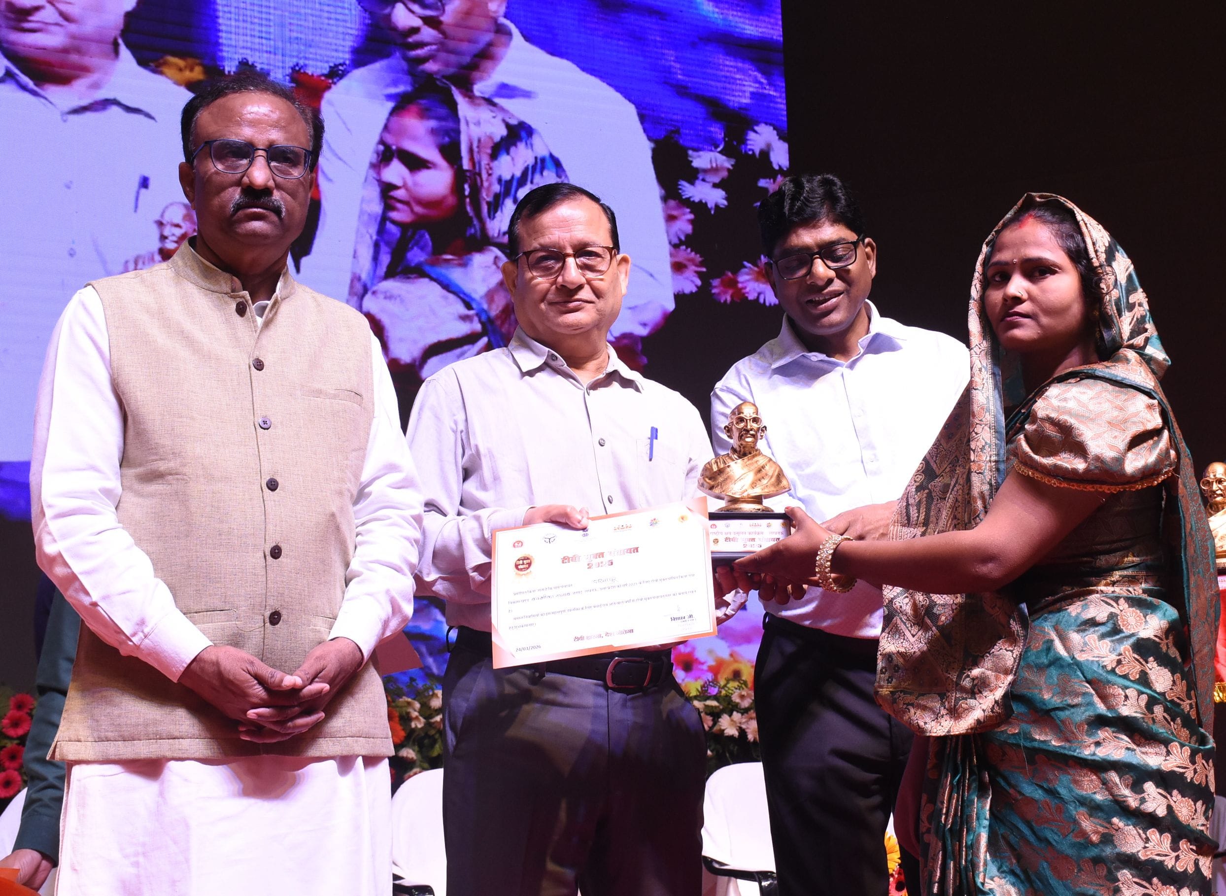 सम्मानित ग्राम प्रधान।