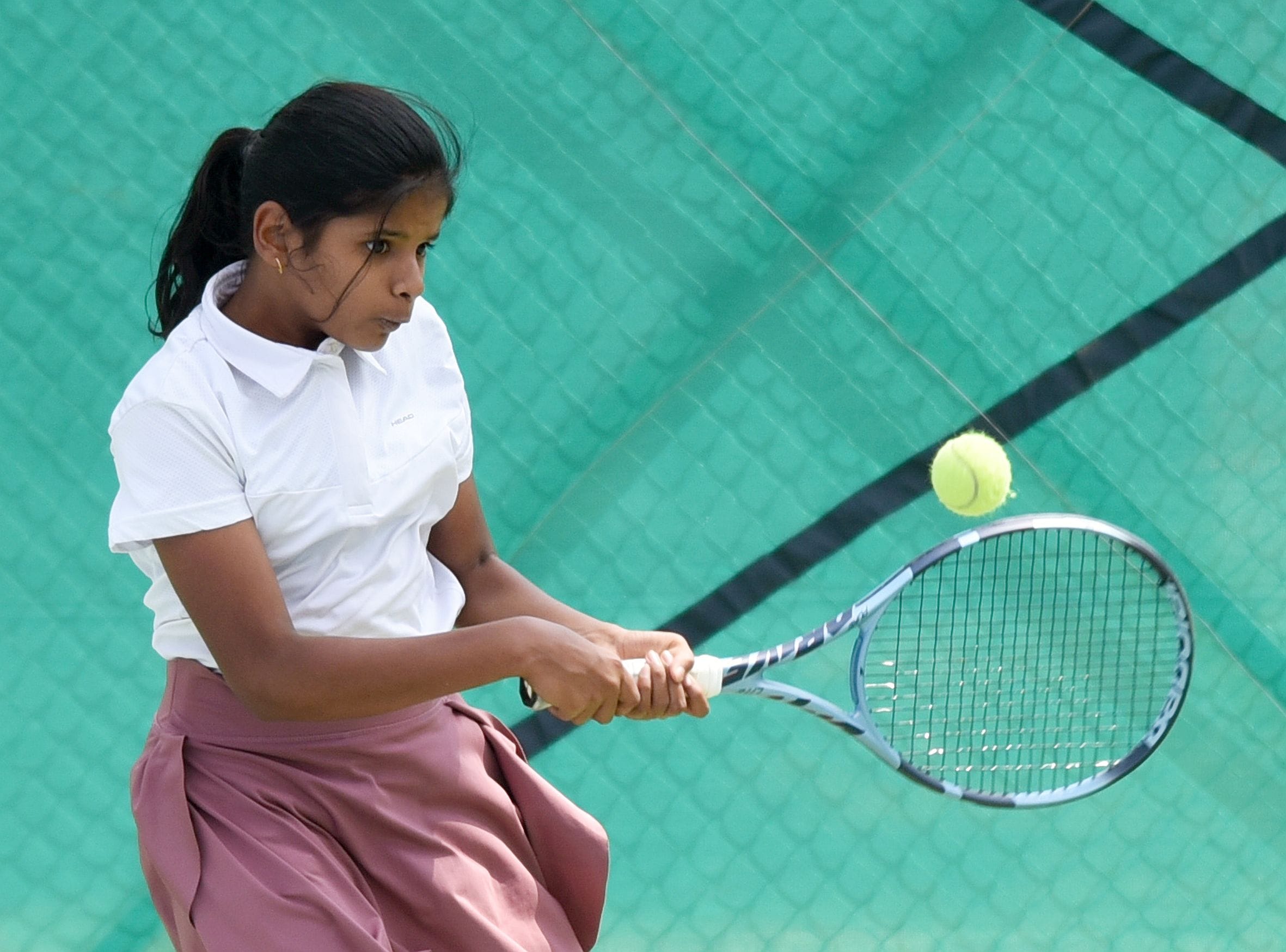 स्वरूप अग्रवाल मेमोरियल आइटा पुरुष प्राइजमनी टेनिस टूर्नामेंट में शॉट लगाते खिलाड़ी