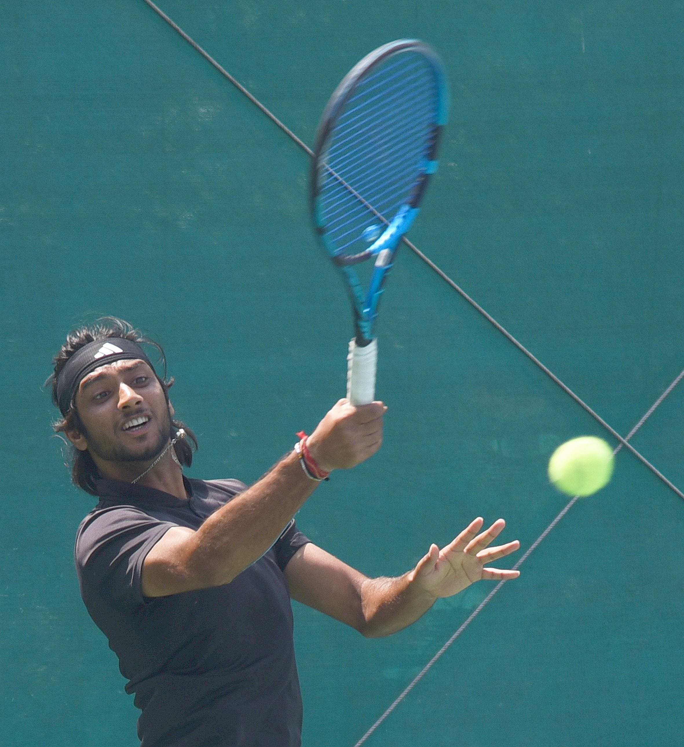 स्वरूप अग्रवाल मेमोरियल आइटा पुरुष प्राइजमनी टेनिस टूर्नामेंट में शॉट लगाते खिलाड़ी