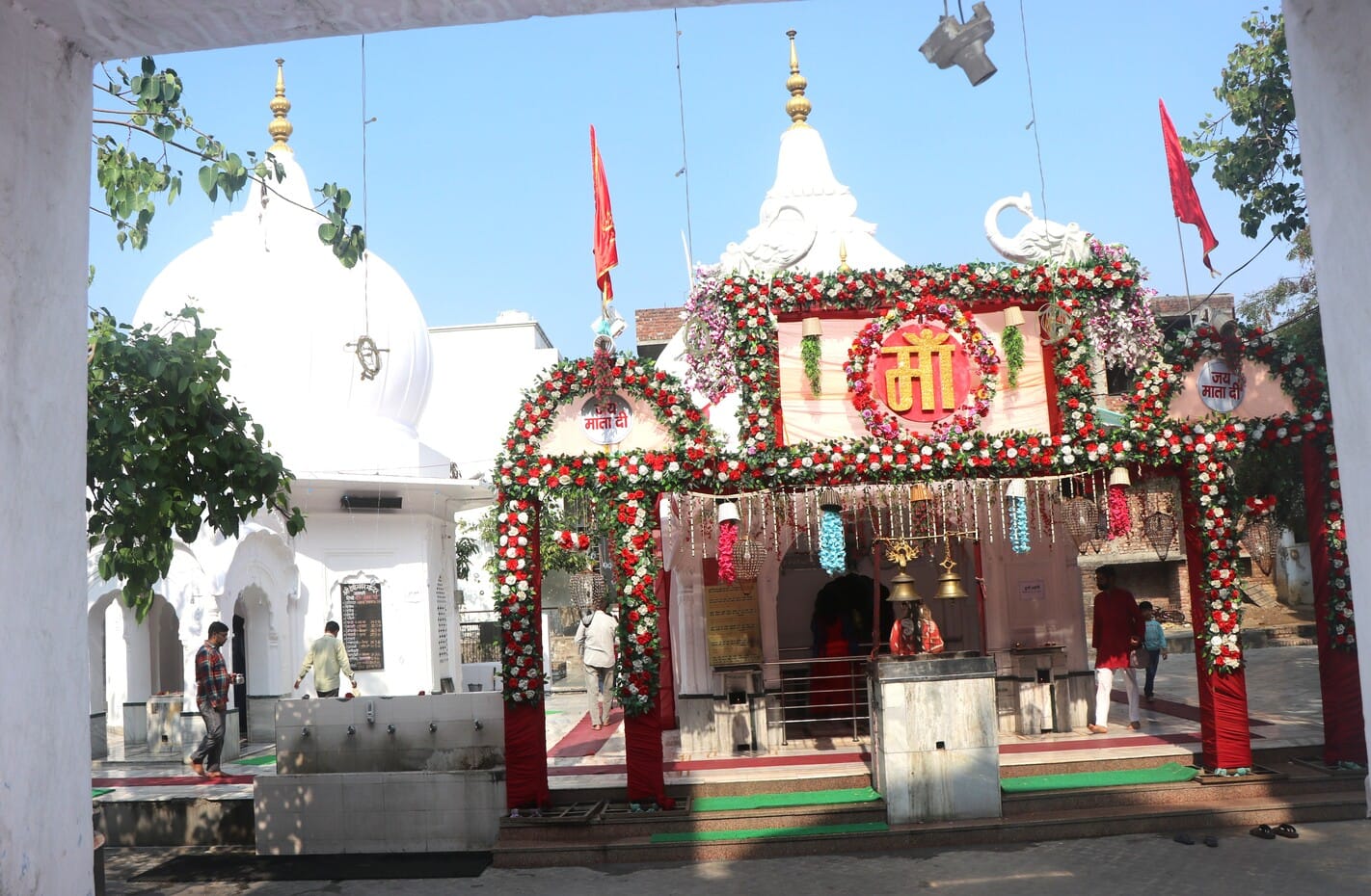 देवी भवन मंदिर में दीपदान करते श्रद्धालु। संवाद देवी भवन मंदिर में दीपदान करते श्रद्धालु। संवाद