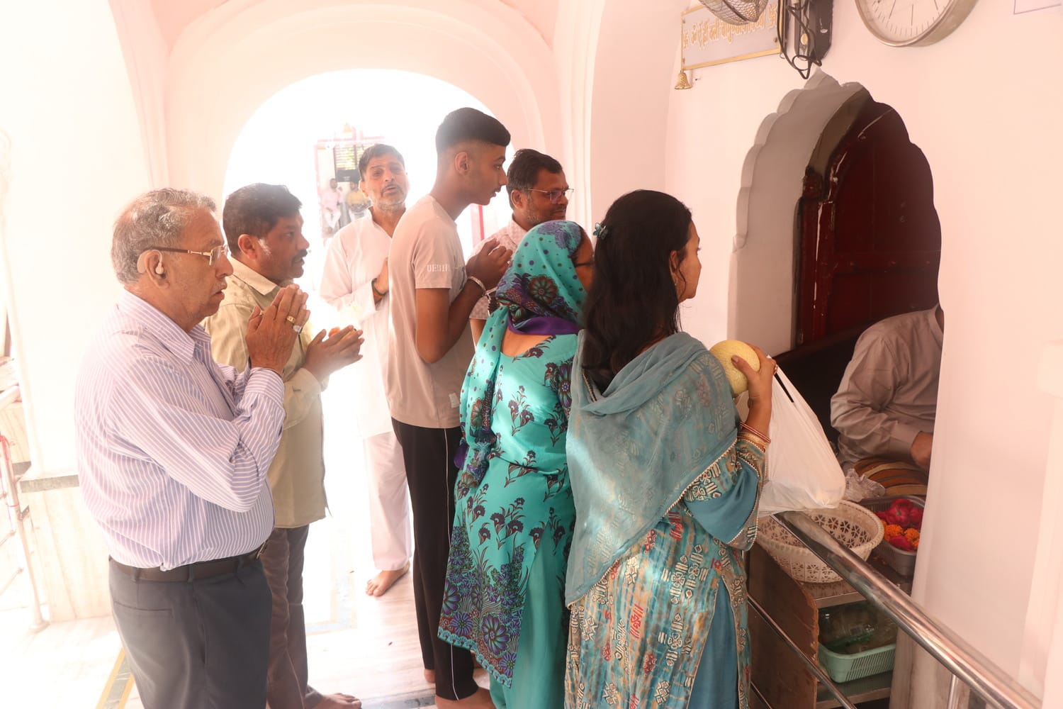 देवी भवन मंदिर में दीपदान करते श्रद्धालु। संवाद देवी भवन मंदिर में दीपदान करते श्रद्धालु। संवाद