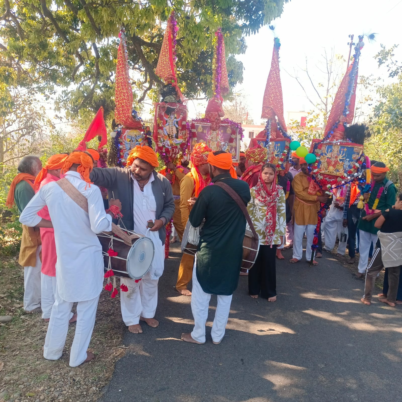 ऊना के रक्क्ड़ में गैस सिलैंडर की बूकिंग के लिए लम्बी लाईनों में खड़े लोग।संवाद