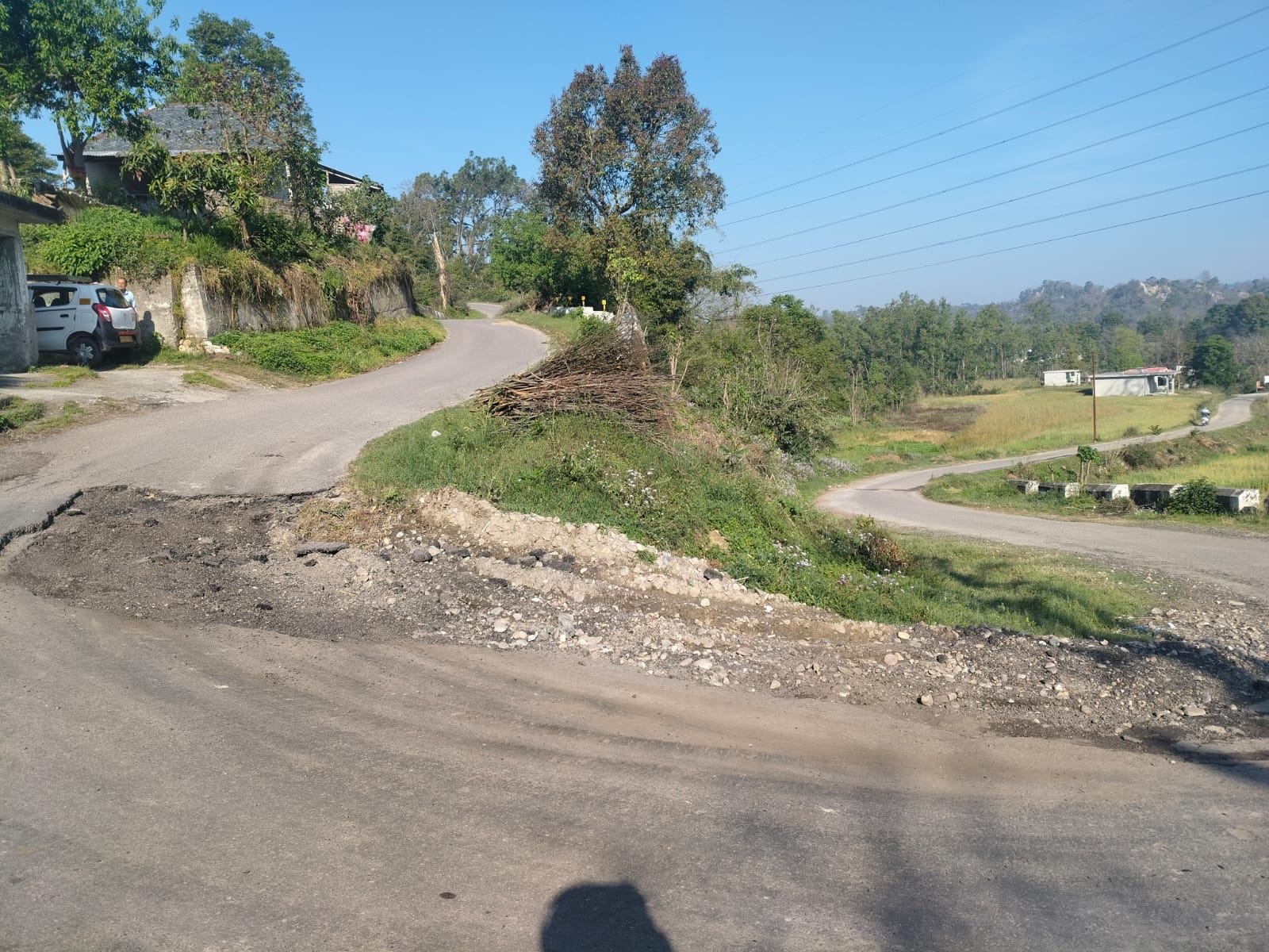 ऊना के रक्क्ड़ में गैस सिलैंडर की बूकिंग के लिए लम्बी लाईनों में खड़े लोग।संवाद