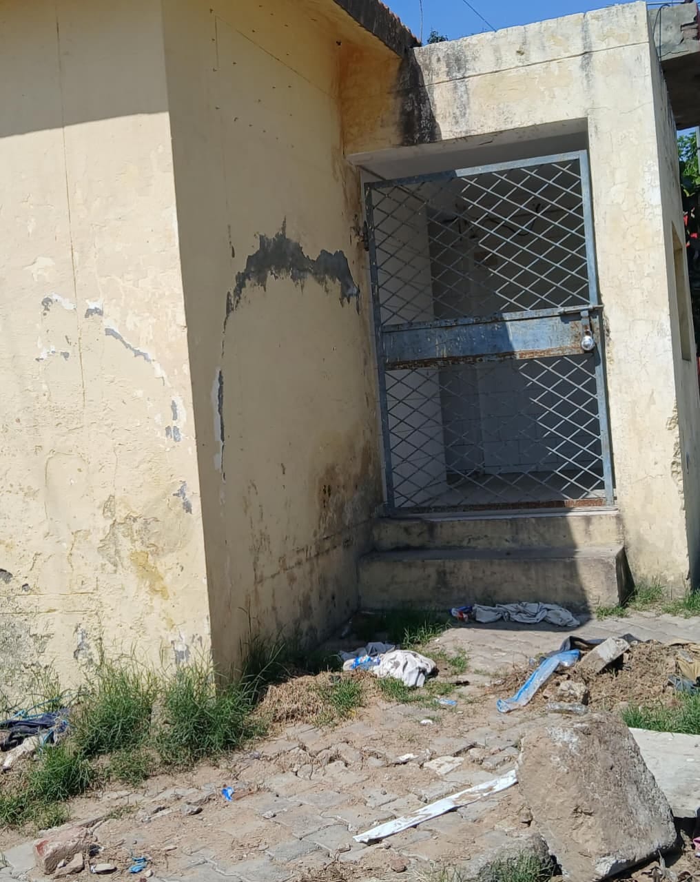 11-मंडी में आई सरसों को फैलाते किसान व मजदूर। संवाद 11-मंडी में आई सरसों को फैलाते किसान व मजदूर। संवाद