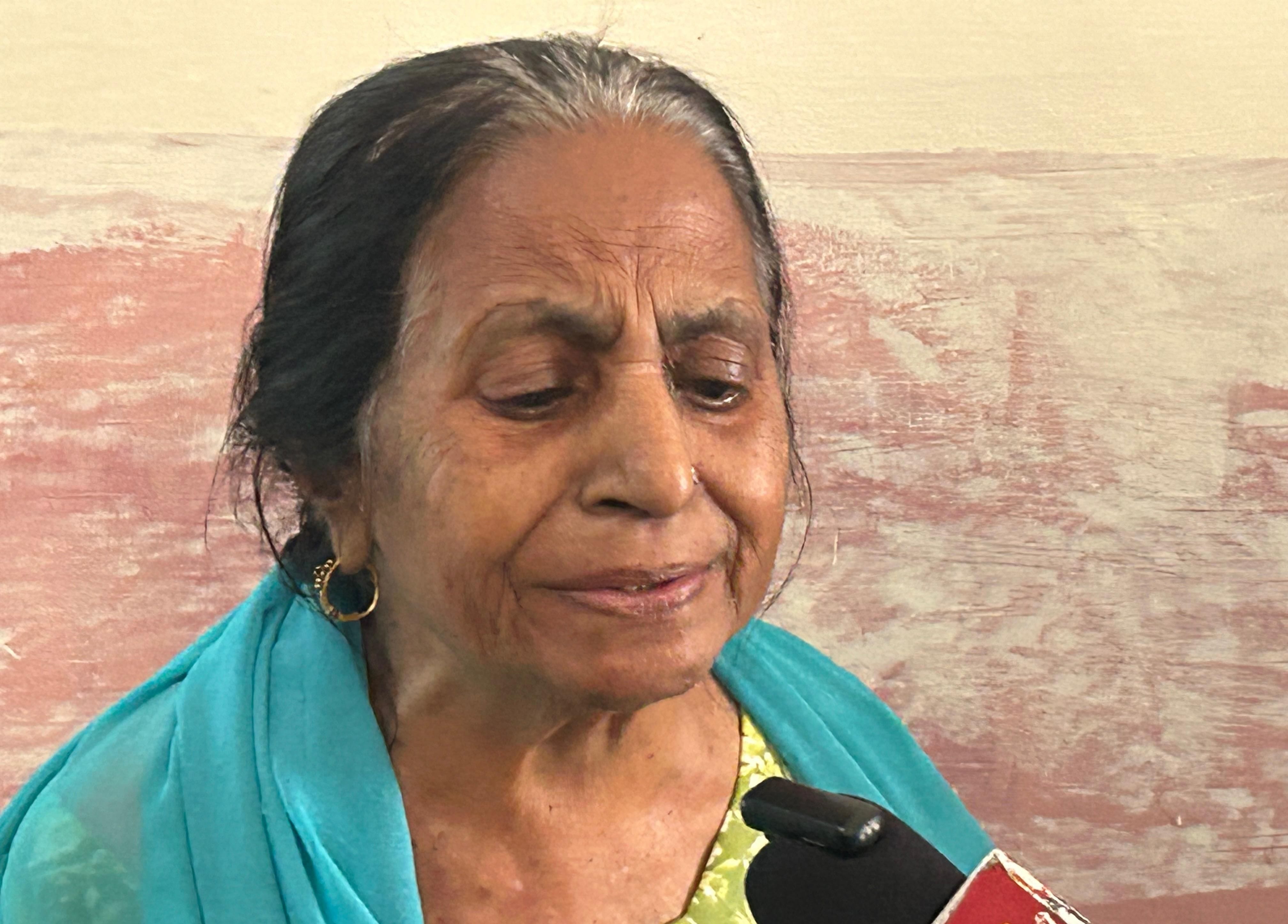 22-रोहतक के पुलिस अधीक्षक कार्यालय में कोलकाता में पंकज की मौत के बाद एसी से मिलने पहुंचे गांधी 22-रोहतक के पुलिस अधीक्षक कार्यालय में कोलकाता में पंकज की मौत के बाद एसी से मिलने पहुंचे गांधी