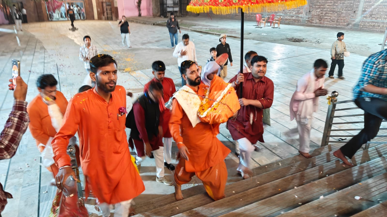 25jjrp11- बेरी स्थित माता भीमेश्वरी देवी के दर्शन के लिए उमड़ी श्रद्धालुओं की भीड़। संवाद 25jjrp11- बेरी स्थित माता भीमेश्वरी देवी के दर्शन के लिए उमड़ी श्रद्धालुओं की भीड़। संवाद