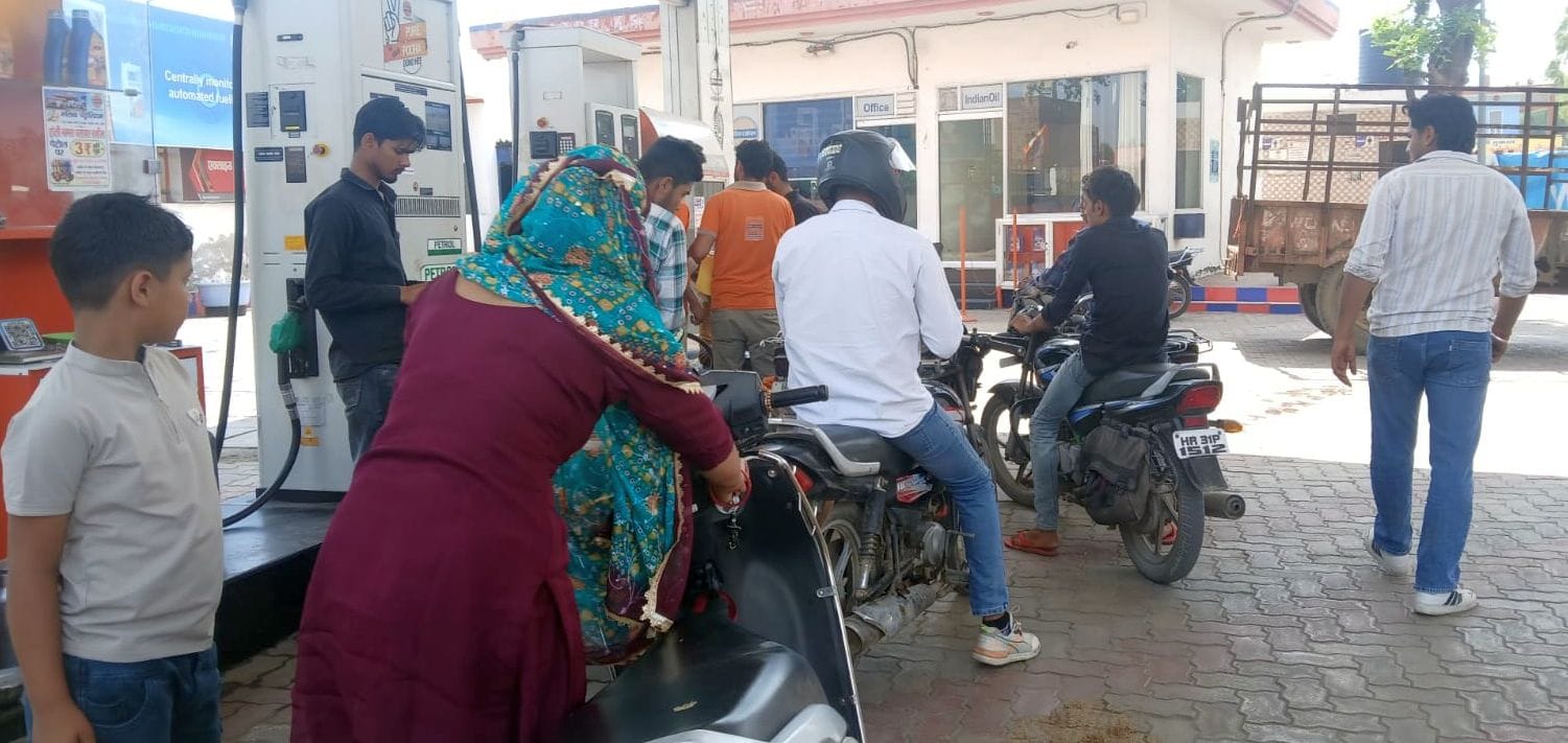 26जेएनडी23: रोहतक रोड पर एक पेट्रोल पंप से पेट्रोल भरवाते उपभोक्ता। संवाद