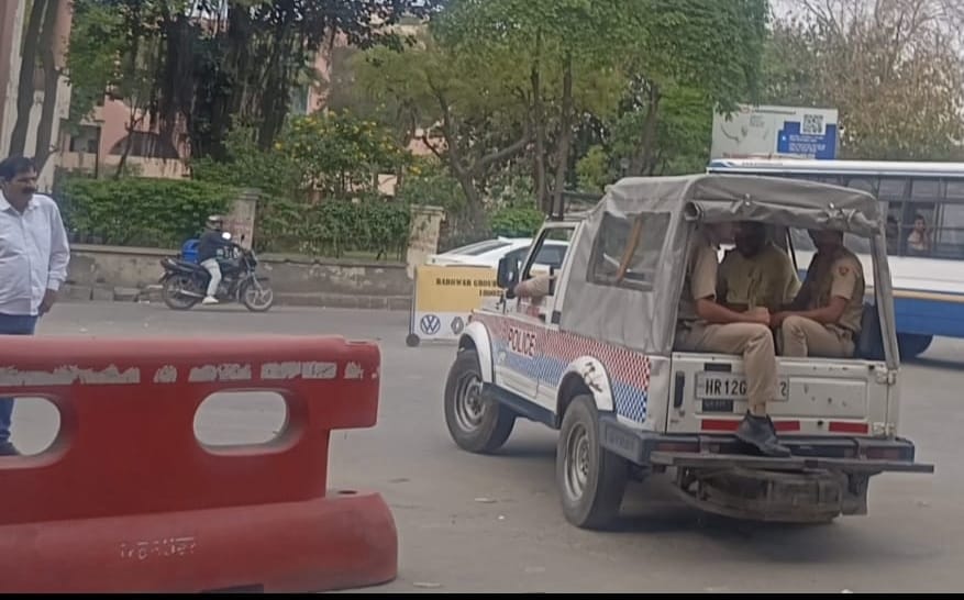 8-अदालत से बाहर निकलते ही व्यापारी नेता सतीश प्रजापति को दूसरे केस में गिरफ्तार करती पुलिस। अम 8-अदालत से बाहर निकलते ही व्यापारी नेता सतीश प्रजापति को दूसरे केस में गिरफ्तार करती पुलिस। अम